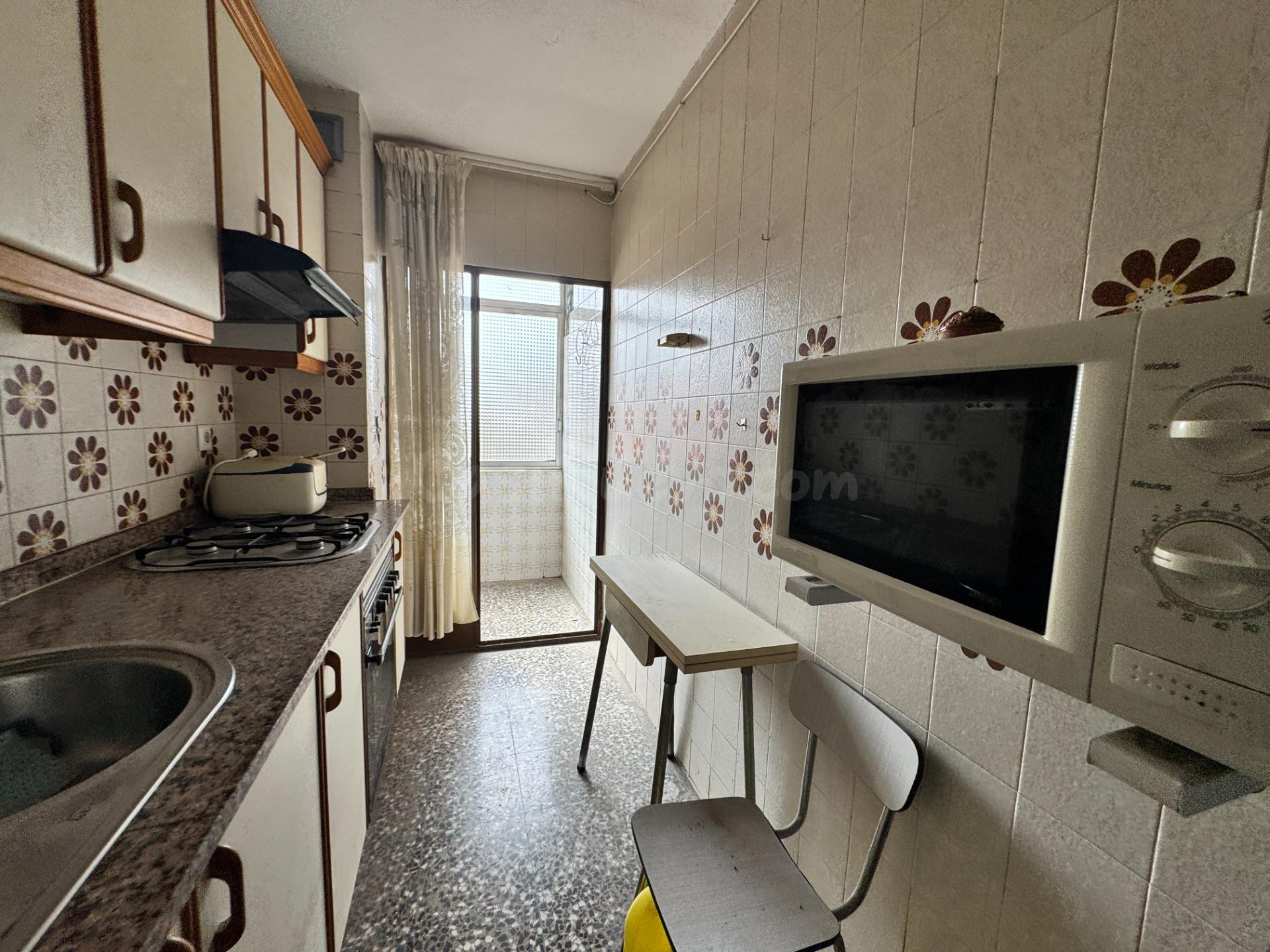 Piso esquinero de 87 m2 con terraza y gran potencial de refo - foto 3