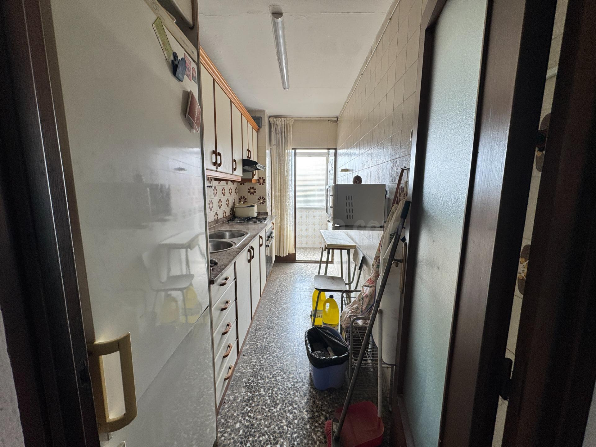 Piso esquinero de 87 m2 con terraza y gran potencial de refo - foto 4