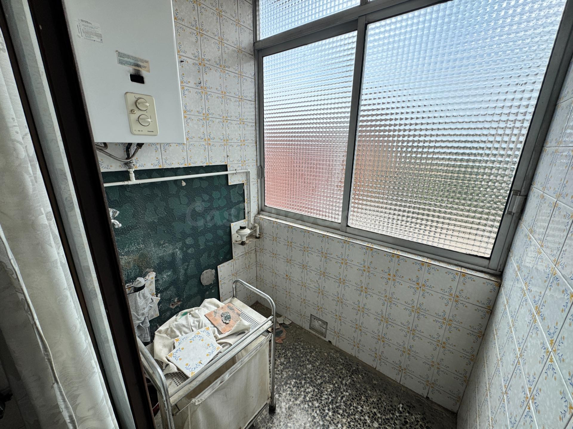 Piso esquinero de 87 m2 con terraza y gran potencial de refo - foto 5