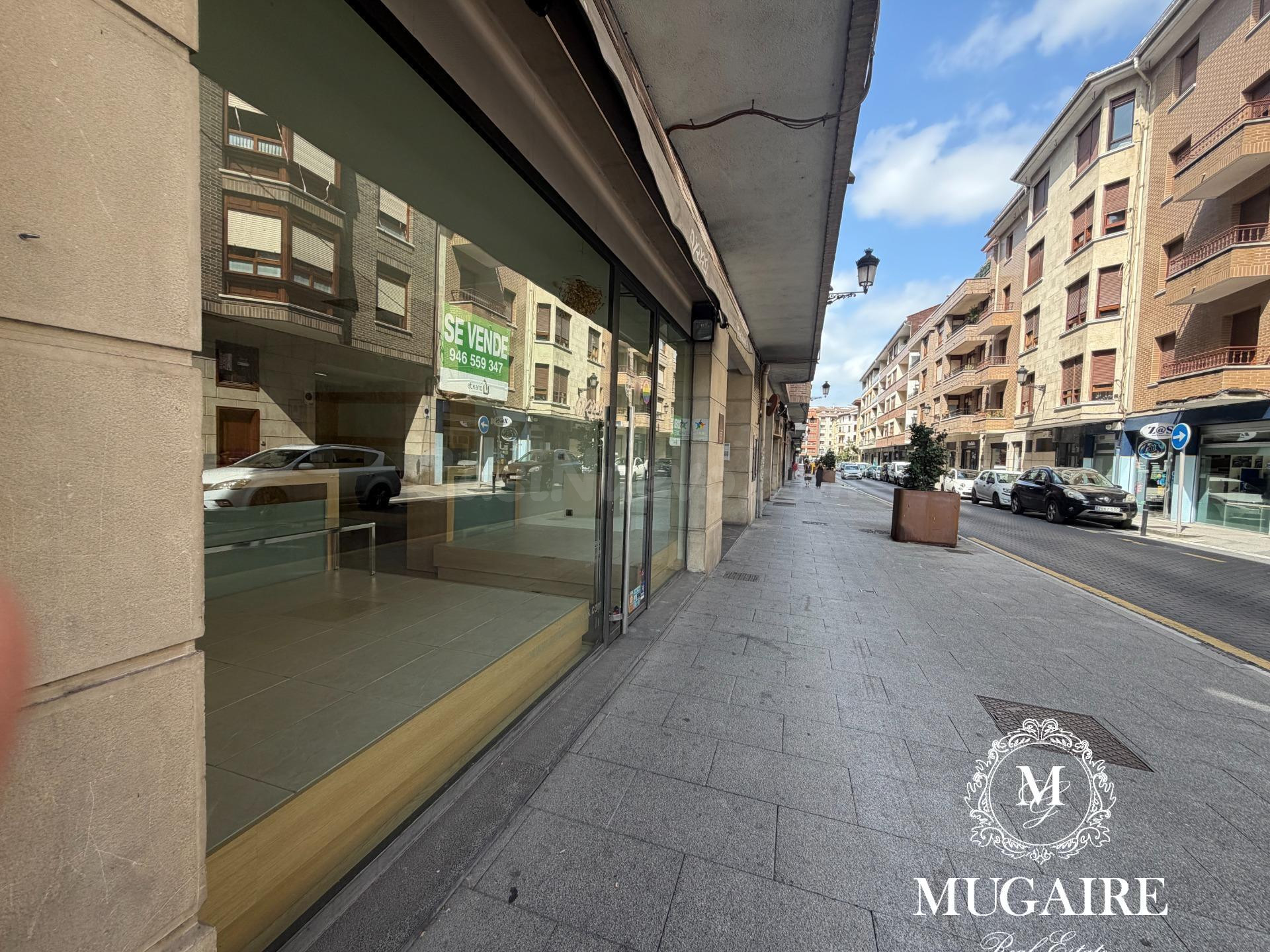 Local comercial de diseño centrico, con gran zona de almacen