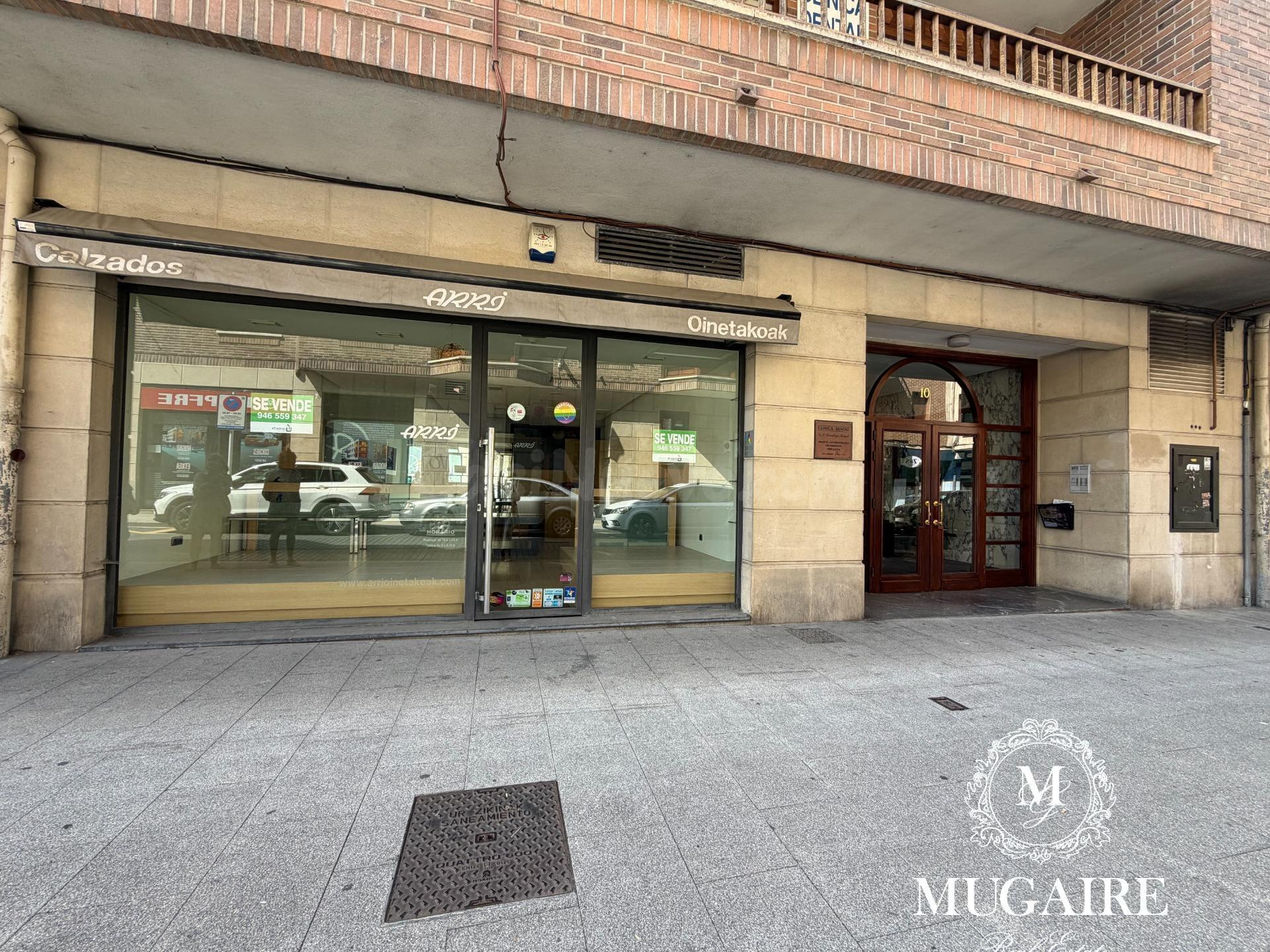 Local comercial de diseño centrico, con gran zona de almacen - foto 2