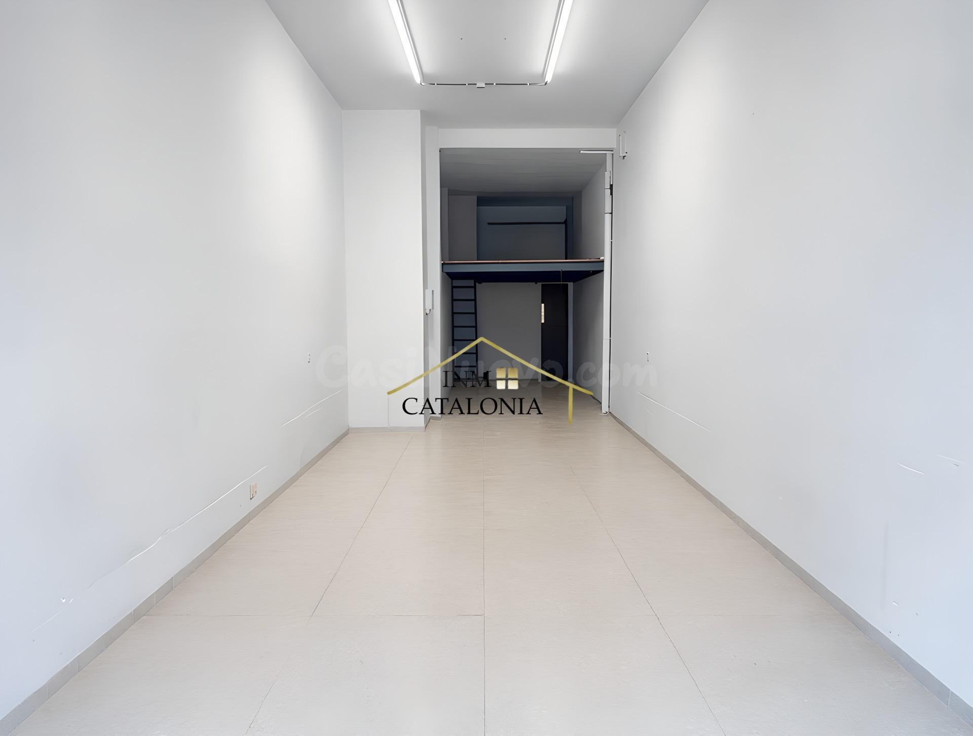 Local comercial en venta en Terrassa | Almacén con altillo y - foto 4