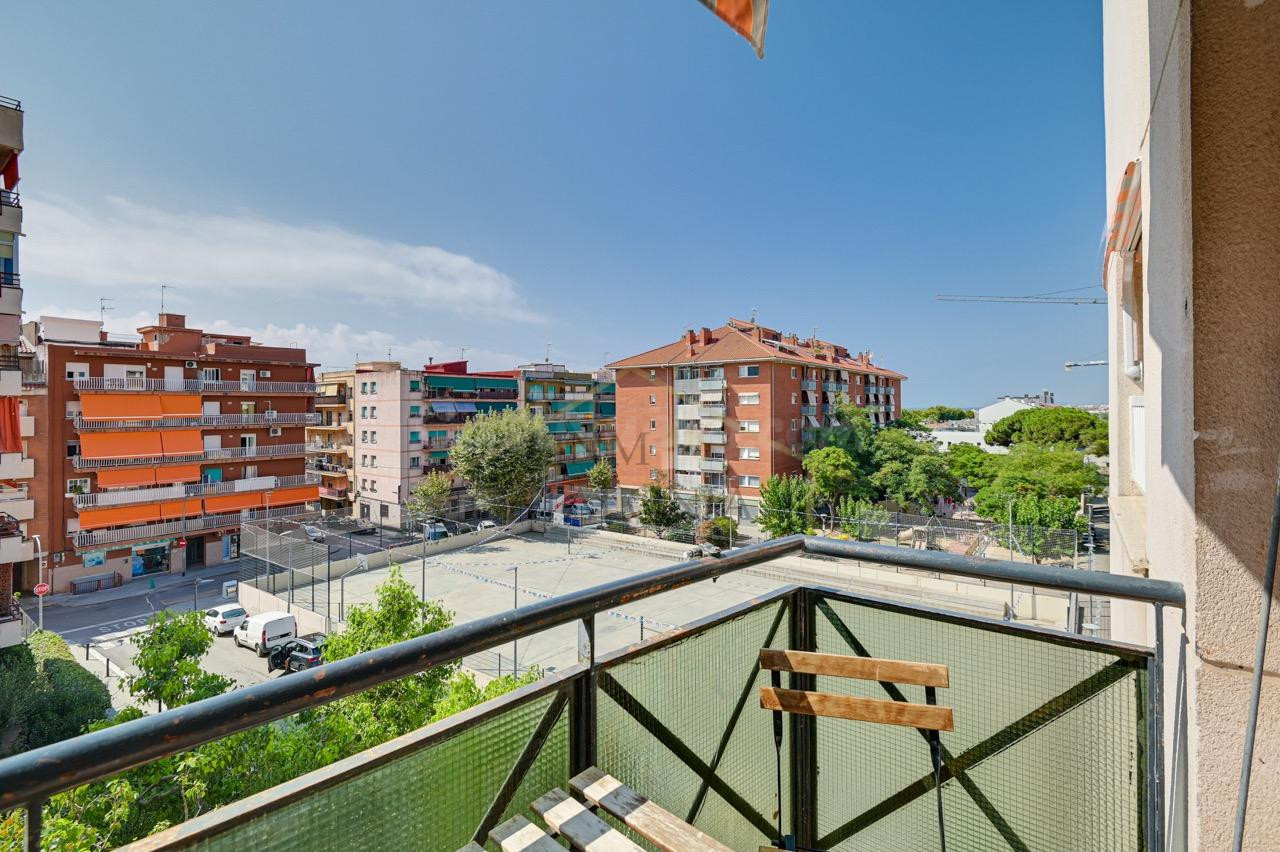 Piso de 3 dormitorios con terraza y plaza de parking en Vila