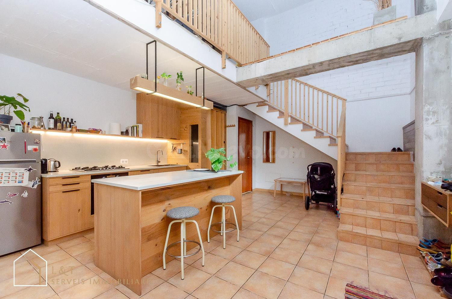 LOCAL DUPLEX REFORMADO COMO VIVIENDA