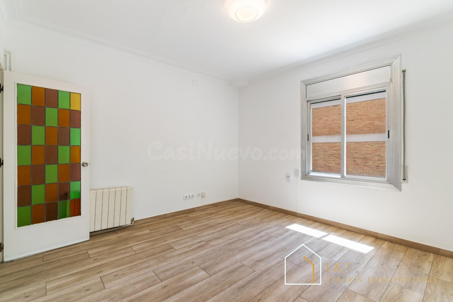 Piso exterior y luminoso junto a Metro Penitents – Barcelona - foto 4