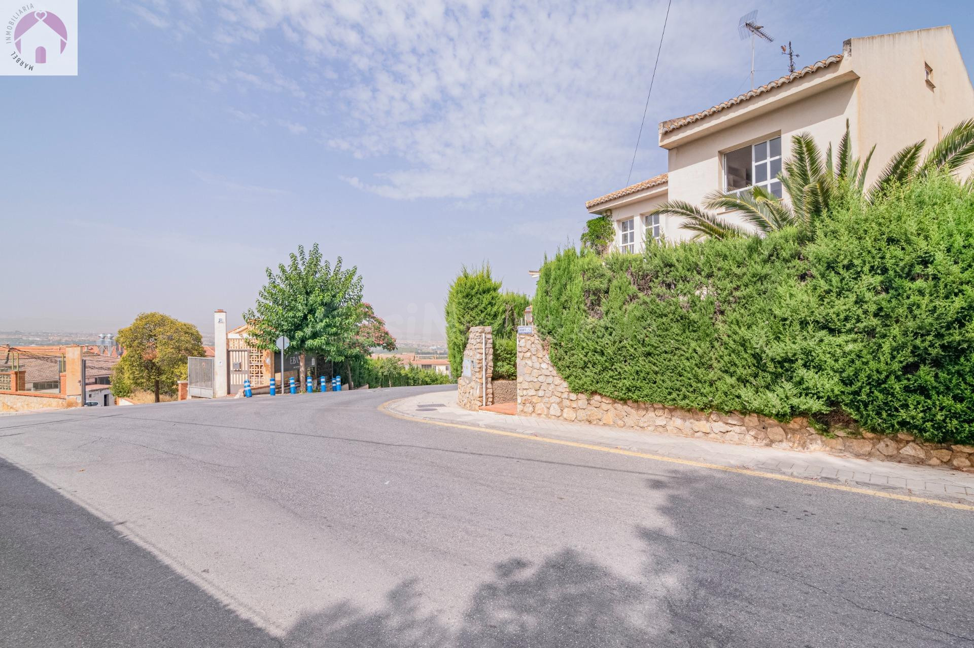 Chalet independiente en esquina en una zona muy buena de Hué - foto 4