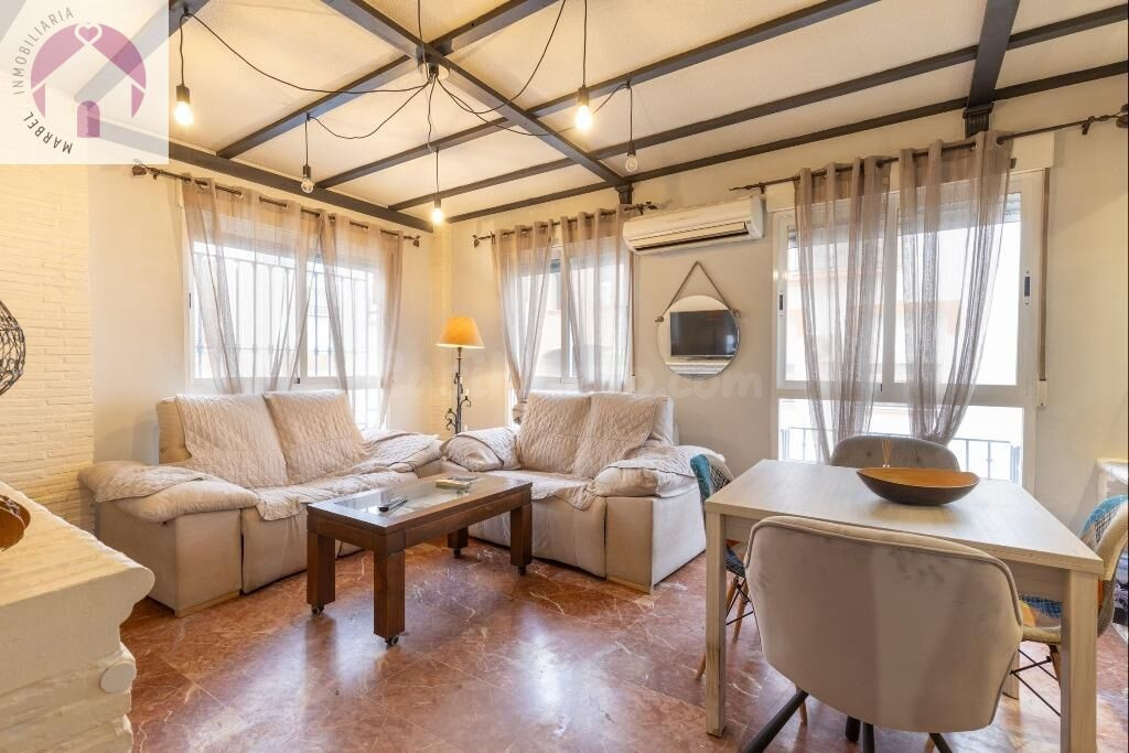 Casa adosada en urbanización con piscina junto al Ferial