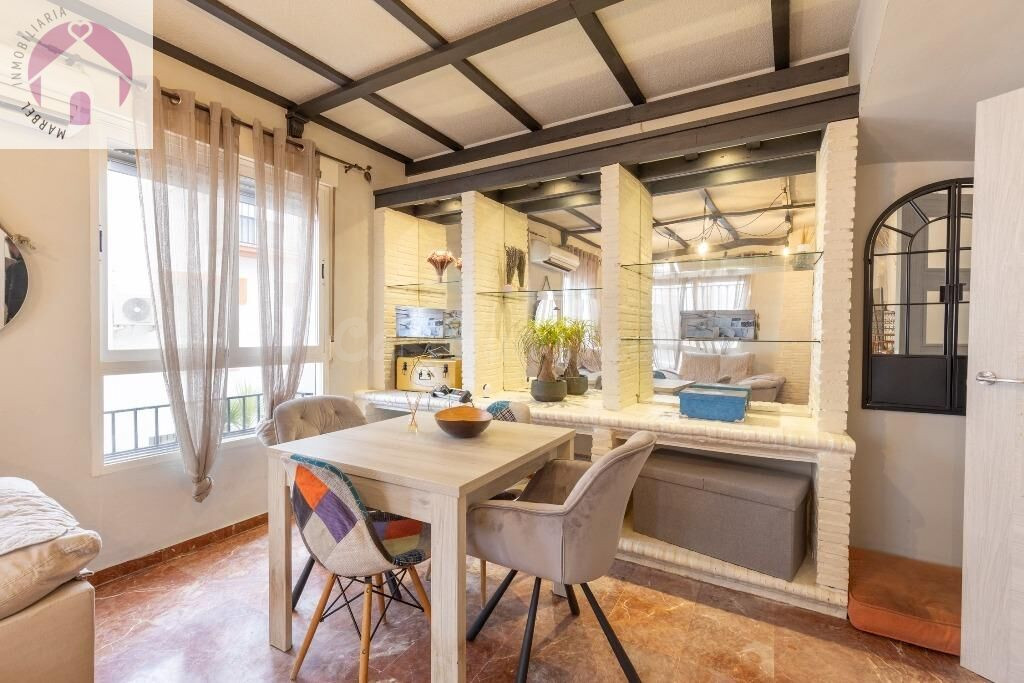 Casa adosada en urbanización con piscina junto al Ferial - foto 2