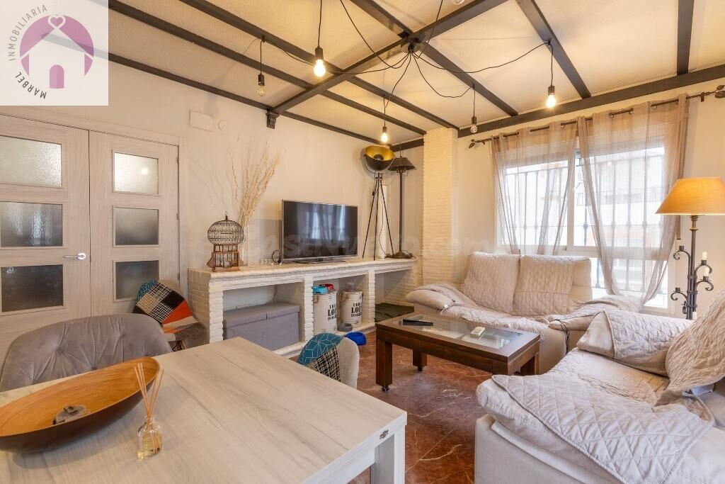 Casa adosada en urbanización con piscina junto al Ferial - foto 3