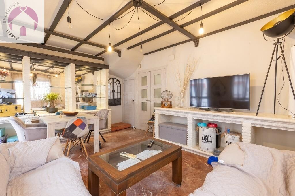 Casa adosada en urbanización con piscina junto al Ferial - foto 4