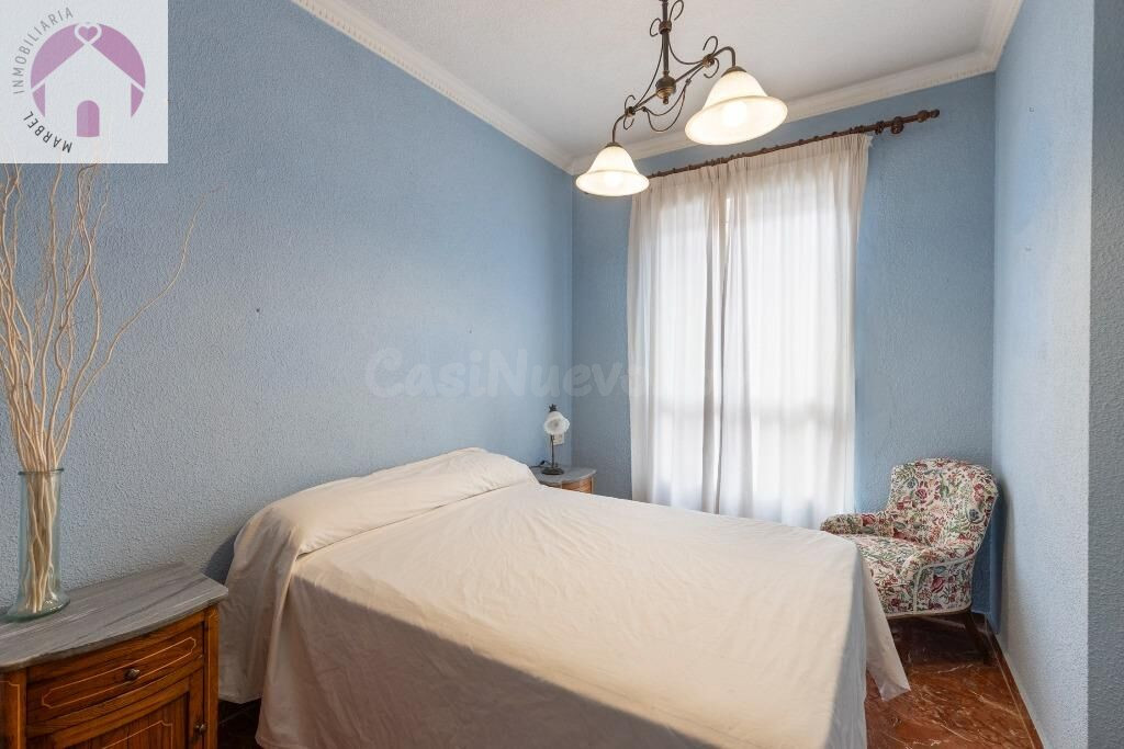 Casa adosada en urbanización con piscina junto al Ferial - foto 5
