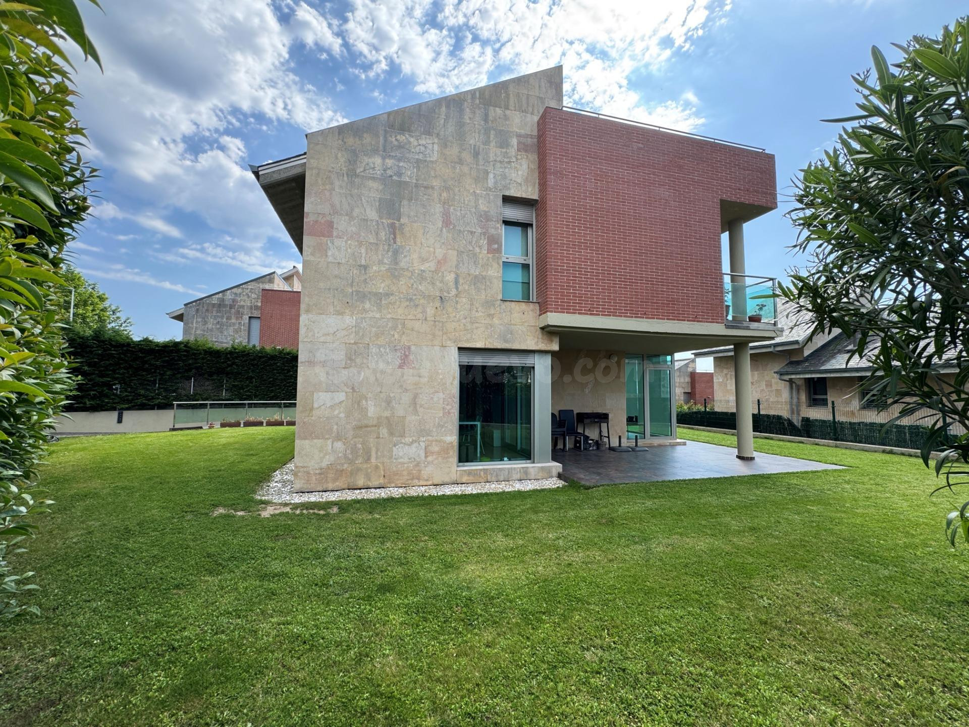 Elegancia, amplitud y privacidad, Un chalet único con ascens