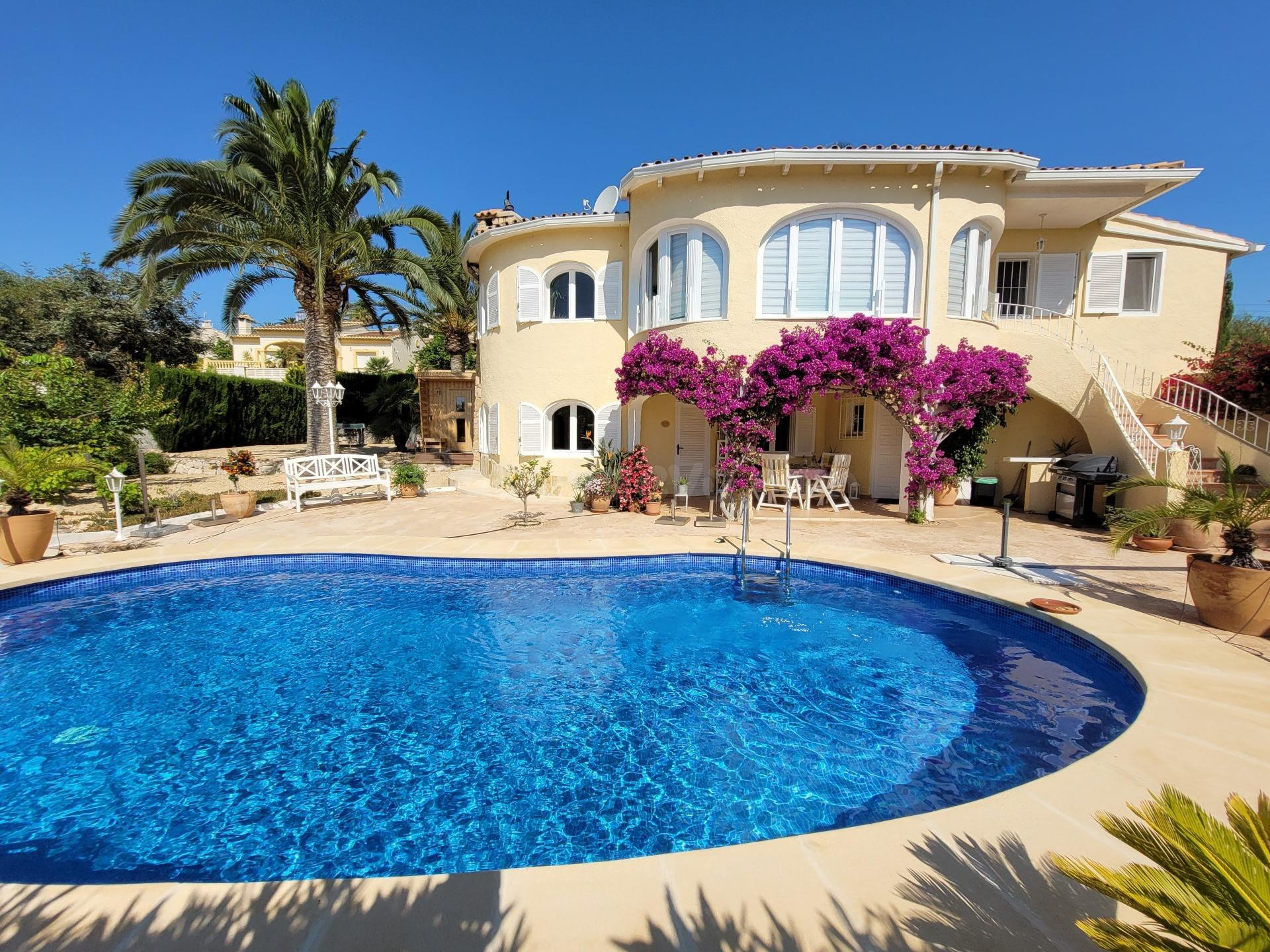 Villa con apartamento de invitados y vistas impresionantes en Calpe