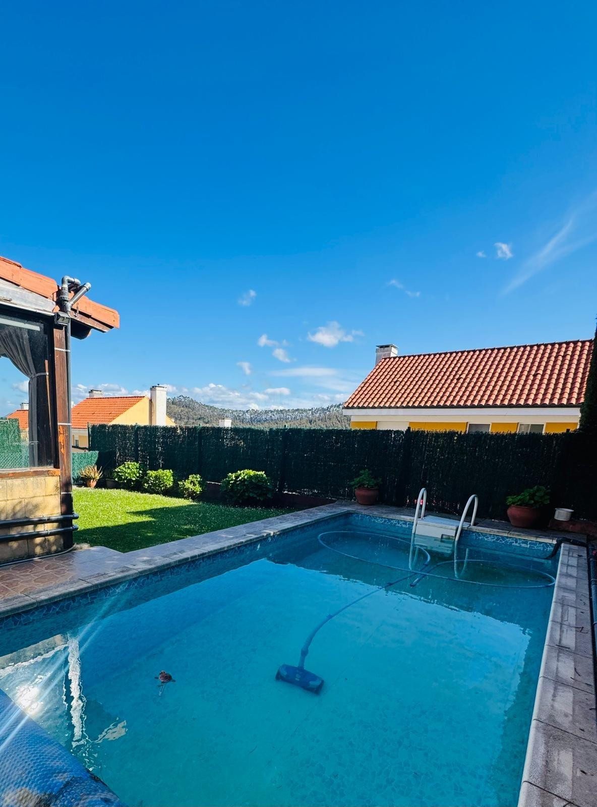 Tu hogar soñado: casa con piscina y jardín en Mortera