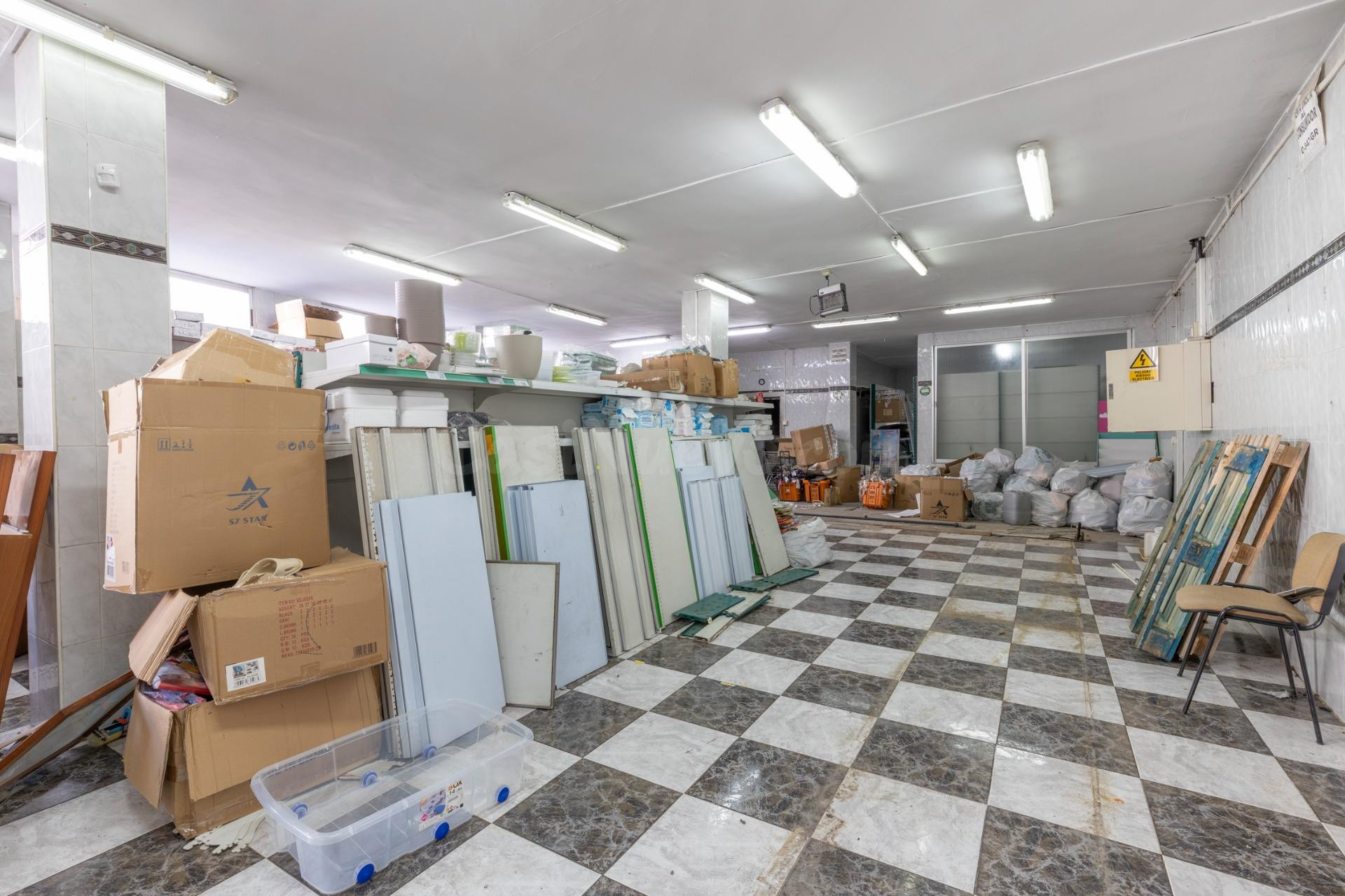 Local comercial 198m² en venta - Barriada primero de mayo - foto 3