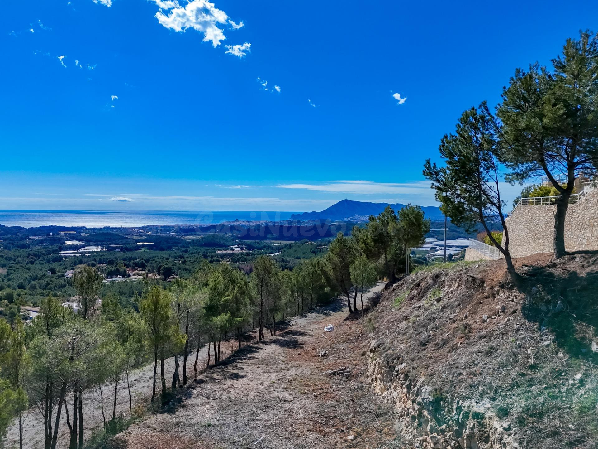 Parcela urbana con impresionantes vistas despejadas y un exc