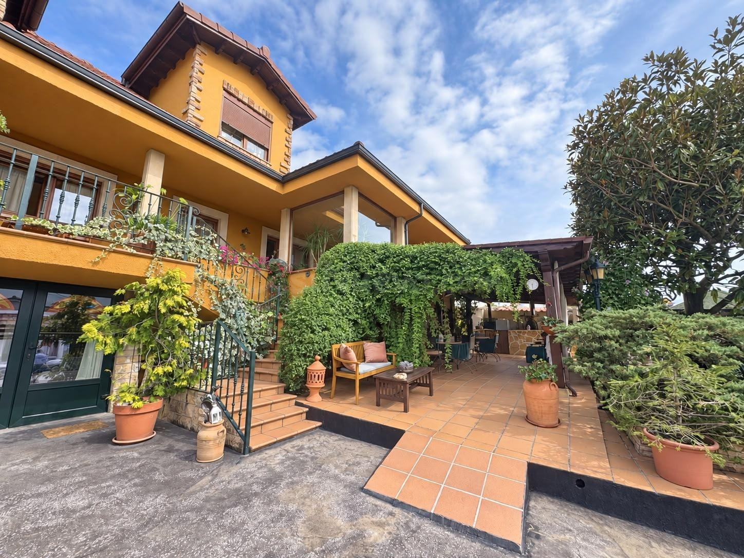 CHALET SINGULAR CON NEGOCIO TURÍSTICO EN FUNCIONAMIENTO Y PR