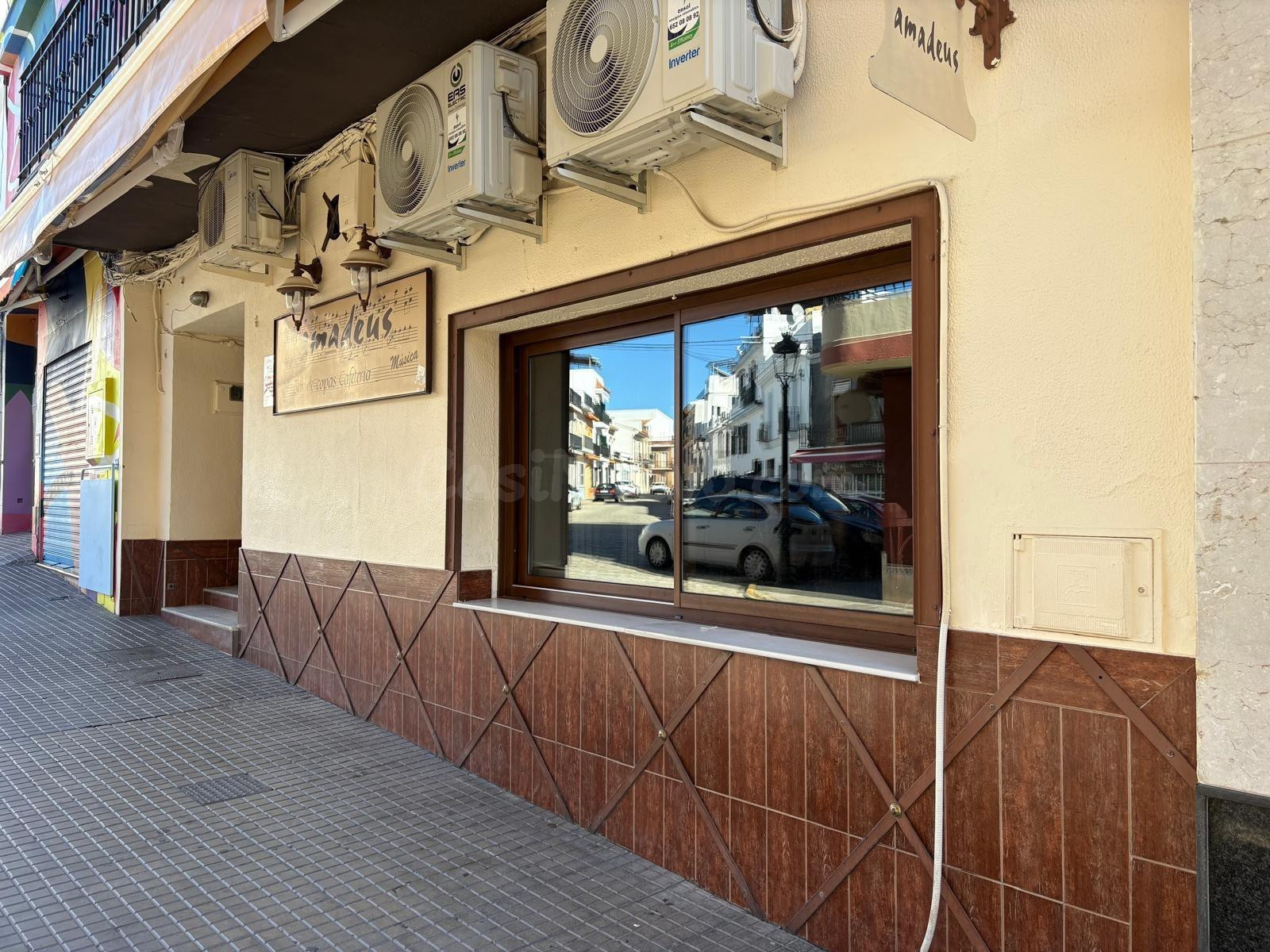 UN GRAN EDIFICIO EN EL CENTRO DE BOLLULLOS, HUELVA, ANDALUCÍA
