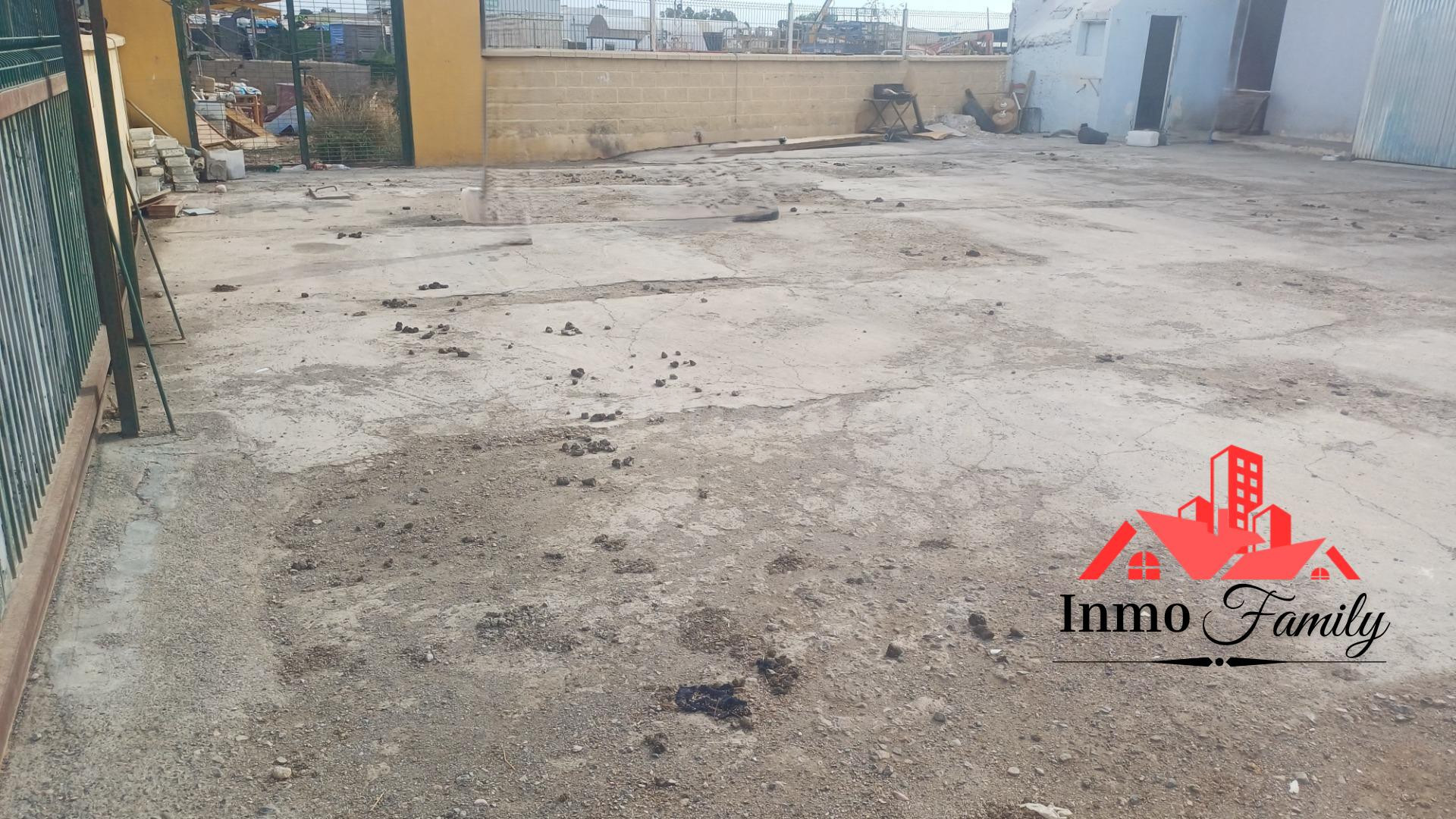 VENTA DE NAVE INDUSTRIAL CON SOLAR. ZONA LA CAÑADA.