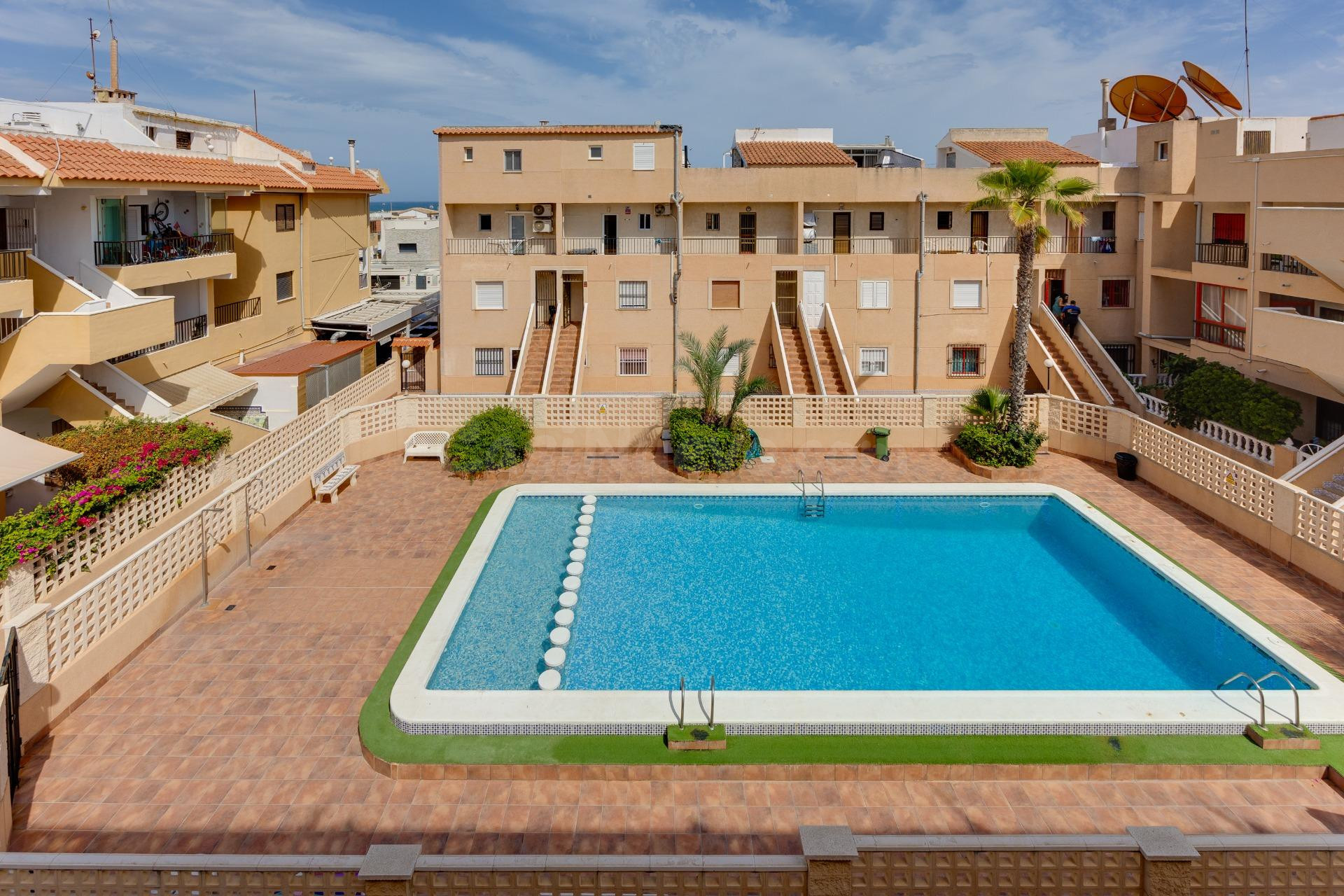 Ático reformado de 2 dormitorios con piscina, vistas al mar y solárium privado a 100 m de la playa de La Mata