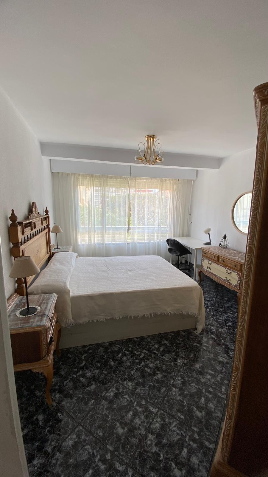 Habitación en alquiler – Centro de Alicante – 420 €/mes solo