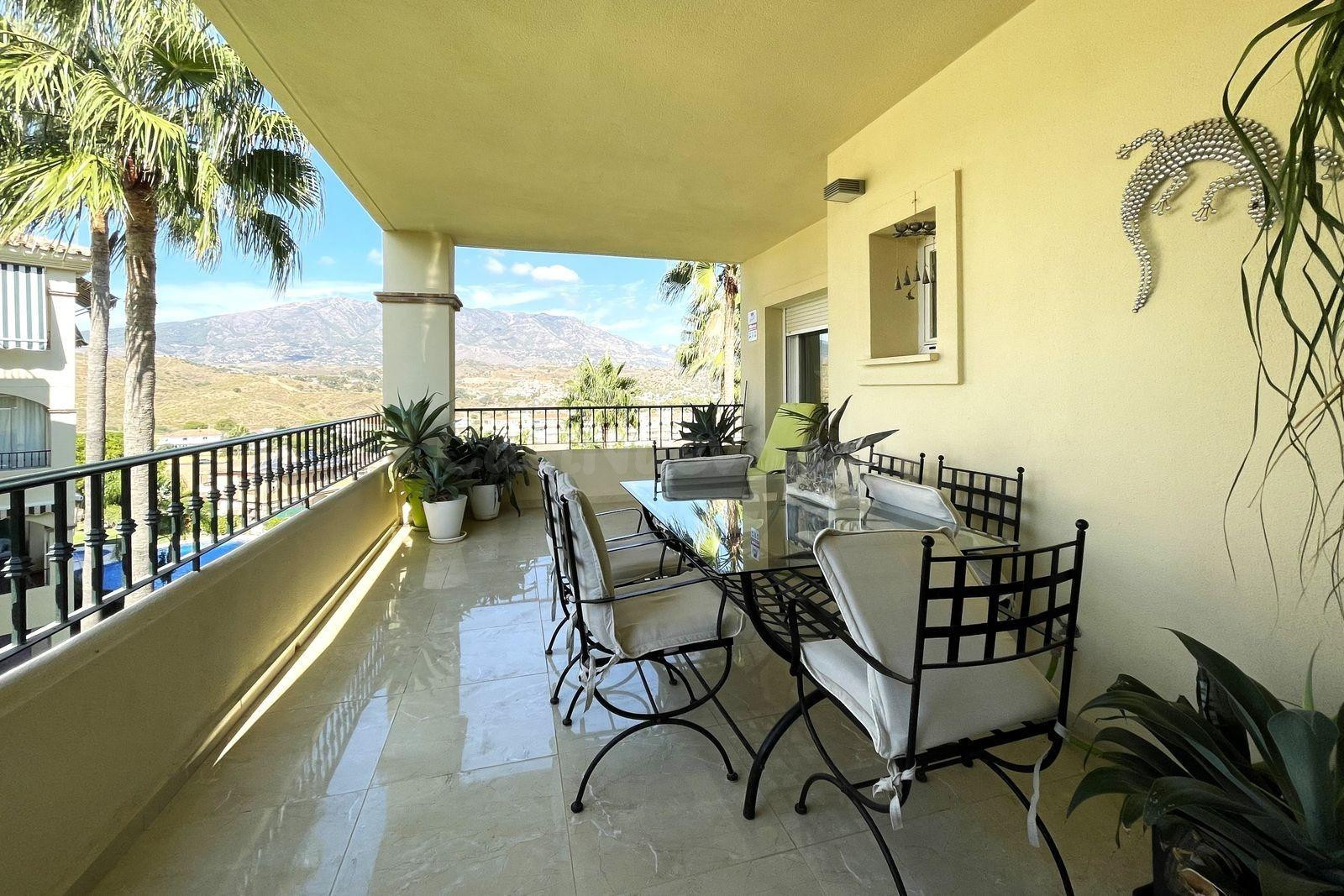 LUMINOSO APARTAMENTO ESQUINERO CON PRECIOSAS VISTAS A LA MONTAÑA