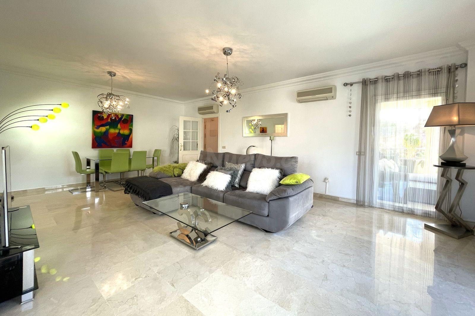 LUMINOSO APARTAMENTO ESQUINERO CON PRECIOSAS VISTAS A LA MON - foto 4