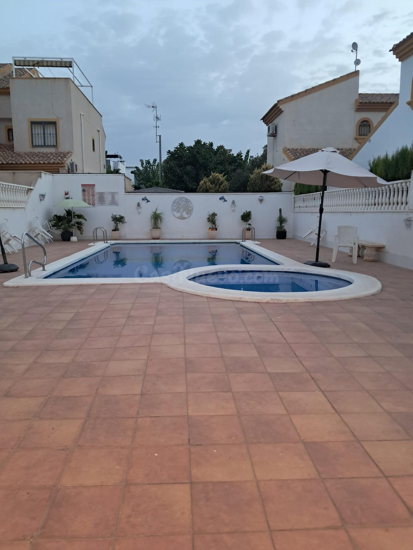 TU PROPIO OASIS: CHALET CON PISCINA, JARDÍN Y GARAJE