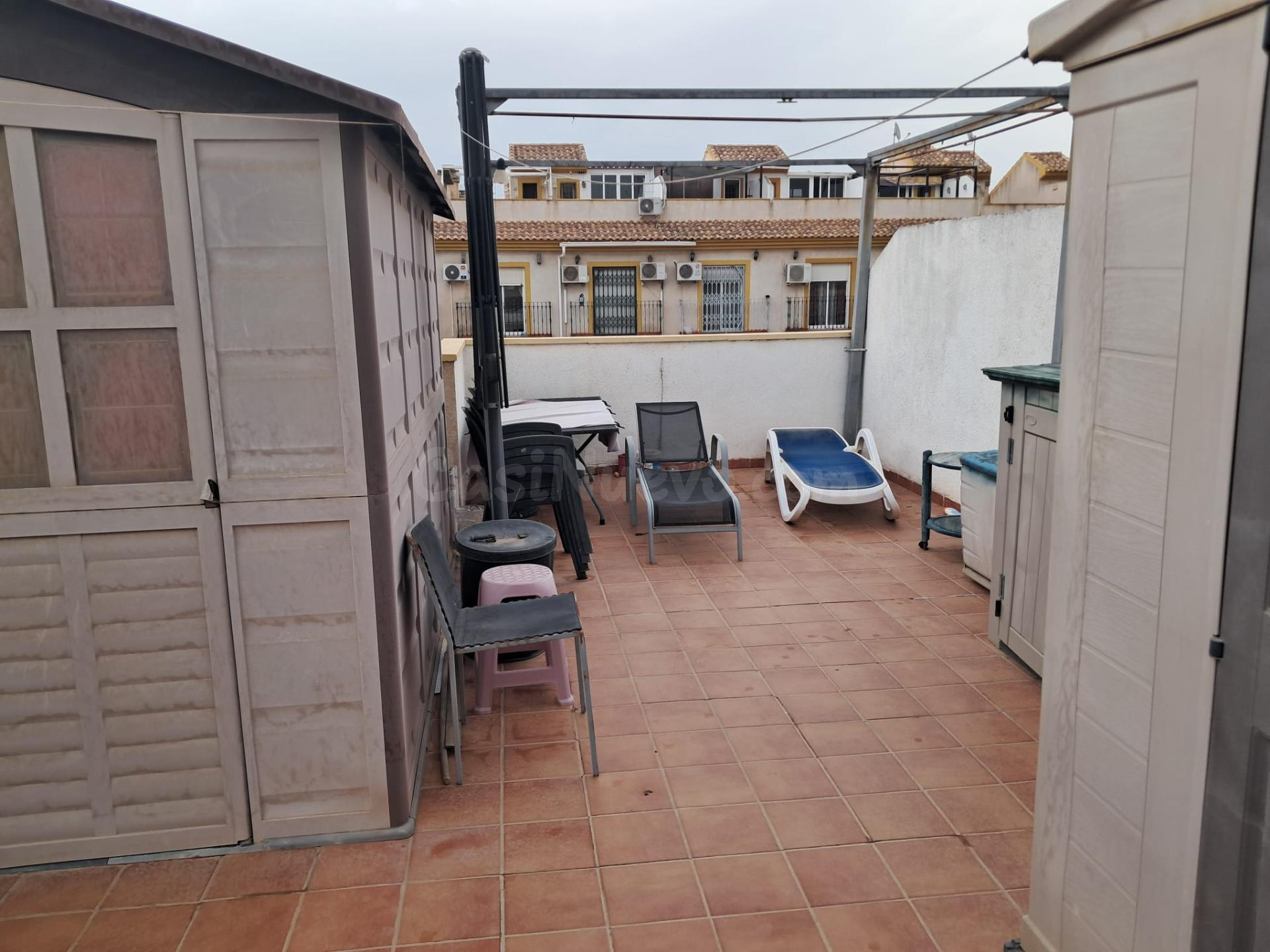 TU PROPIO OASIS: CHALET CON PISCINA, JARDÍN Y GARAJE - foto 2
