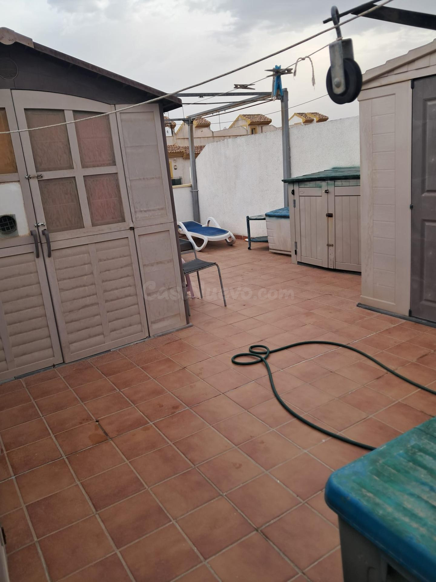 TU PROPIO OASIS: CHALET CON PISCINA, JARDÍN Y GARAJE - foto 3