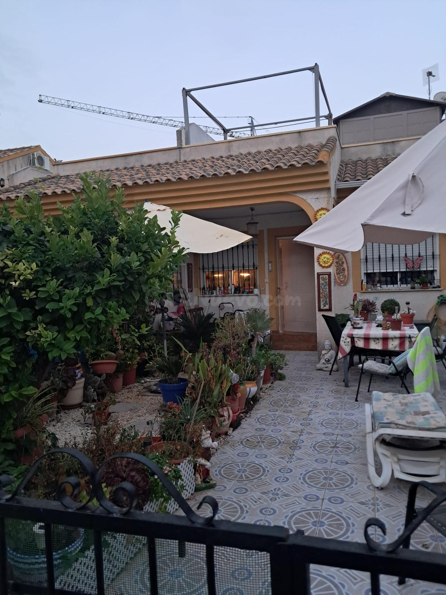 TU PROPIO OASIS: CHALET CON PISCINA, JARDÍN Y GARAJE - foto 4