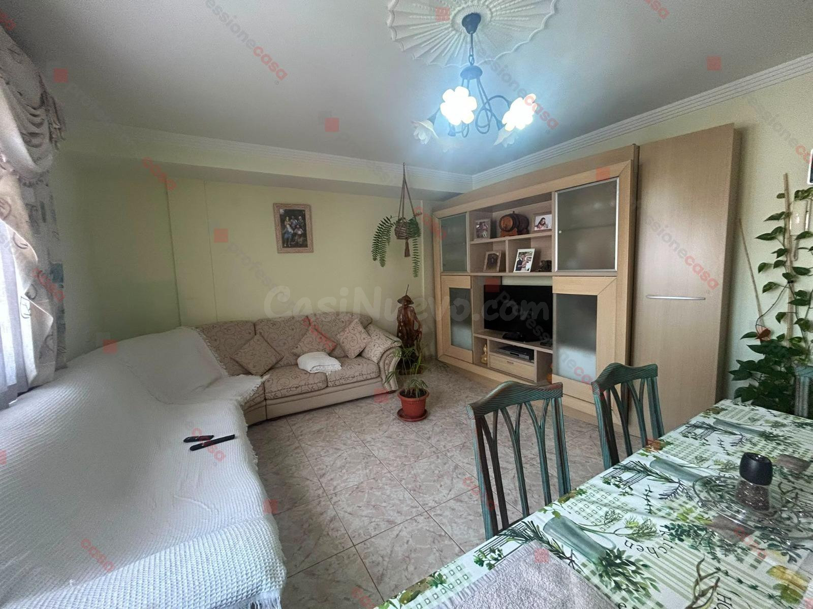 Piso de tres dormitorios con garaje, trastero y ascensor en  - foto 4