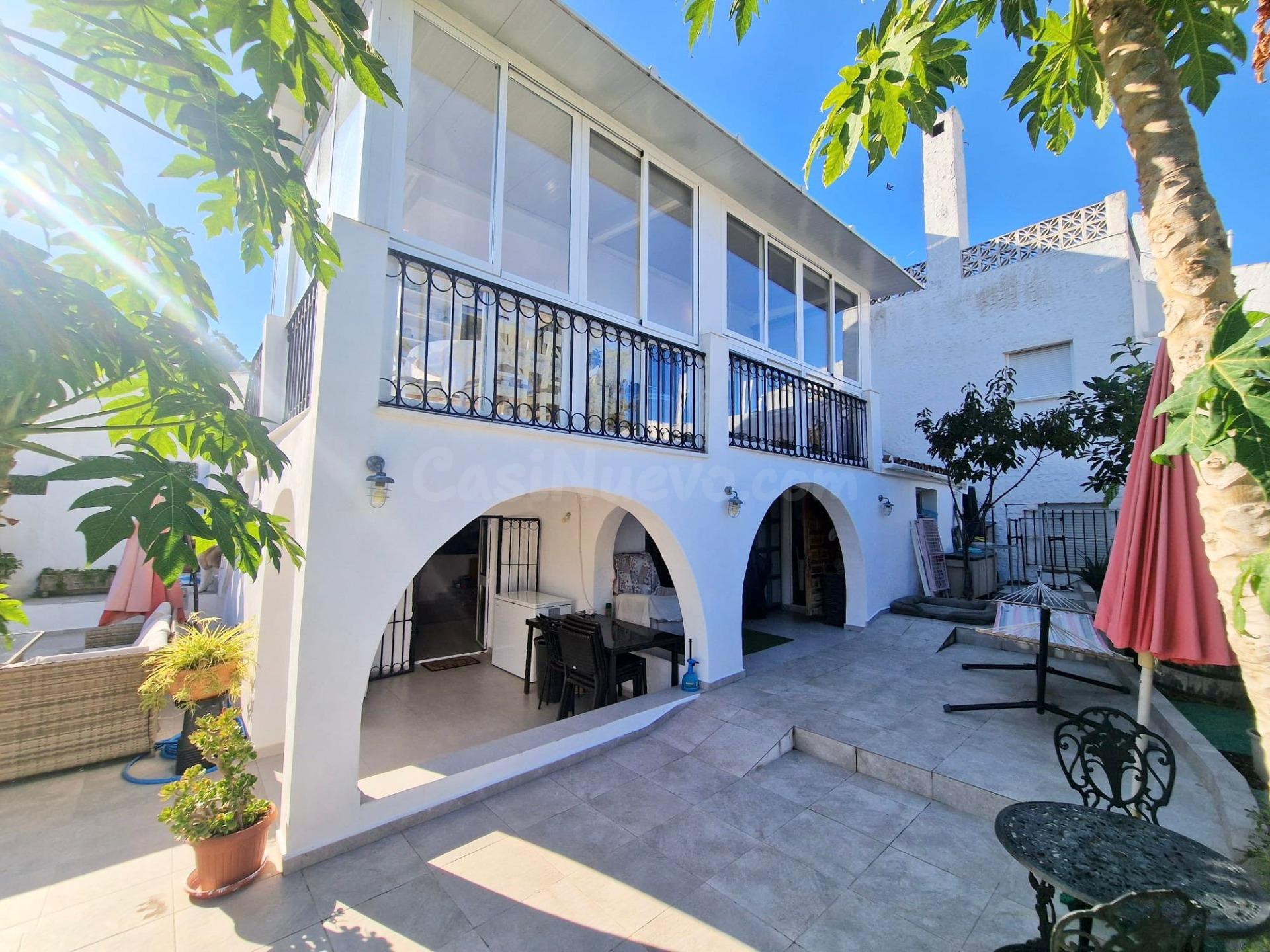 ¡Chalet Adosado en Estepona con Terraza en Azotea y Potencial de Inversión!