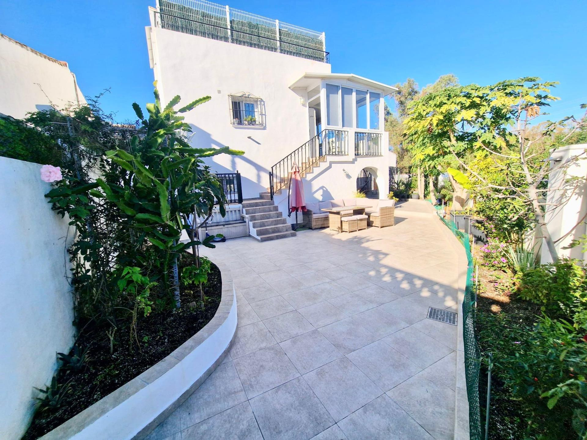 ¡Chalet Adosado en Estepona con Terraza en Azotea y Potencial de Inversión! - foto 2