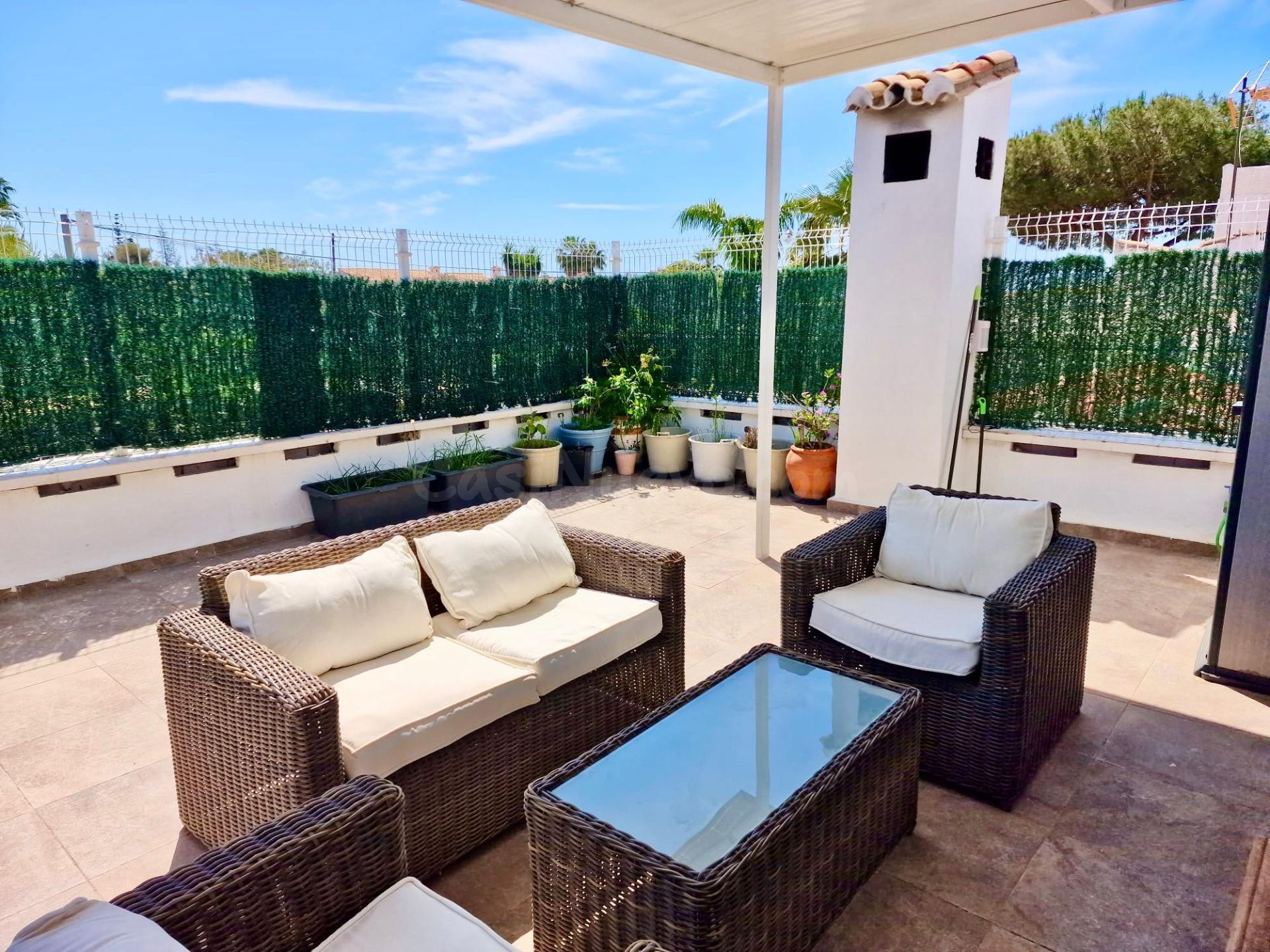 ¡Chalet Adosado en Estepona con Terraza en Azotea y Potencial de Inversión! - foto 3