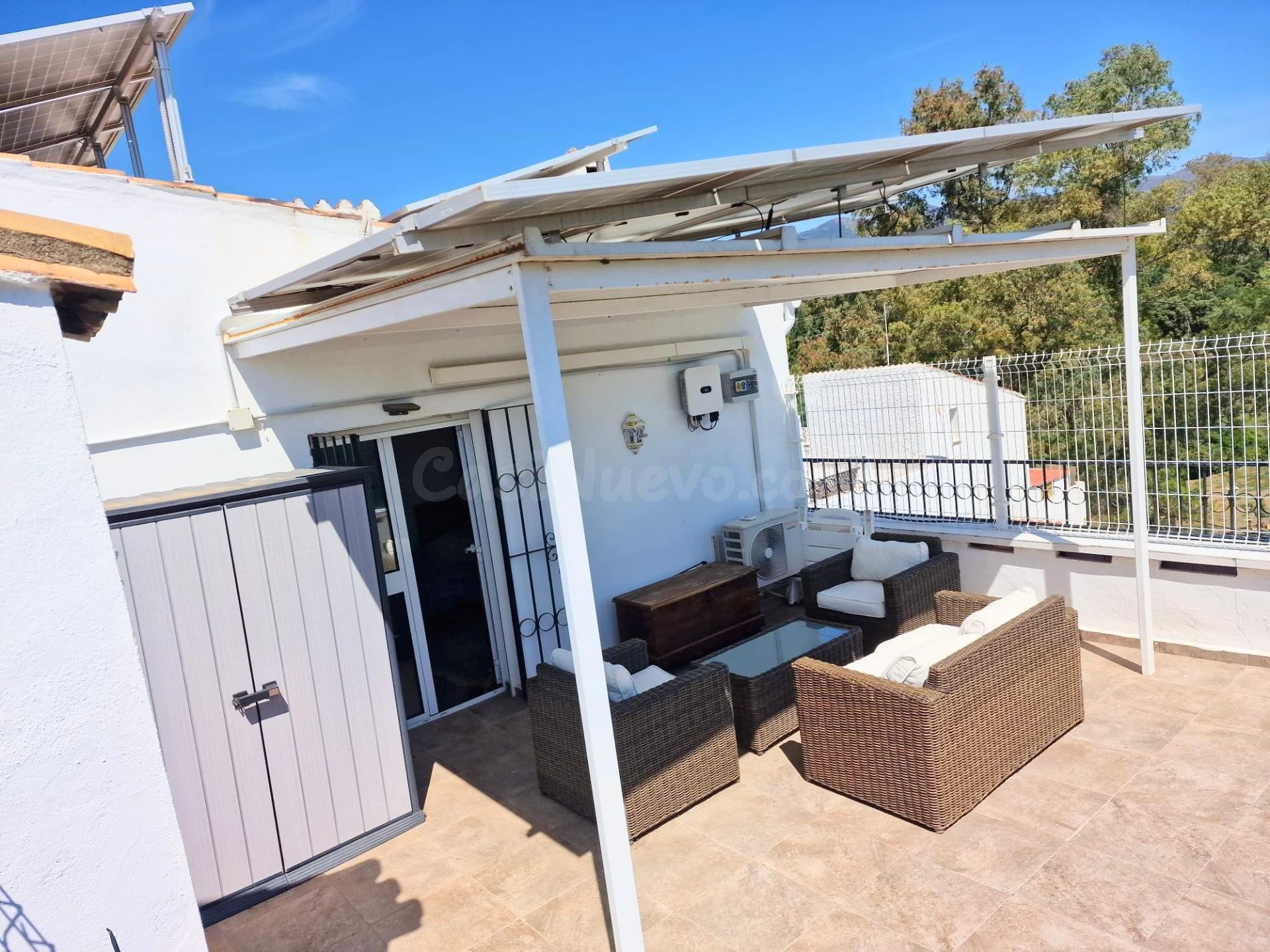 ¡Chalet Adosado en Estepona con Terraza en Azotea y Potencial de Inversión! - foto 4