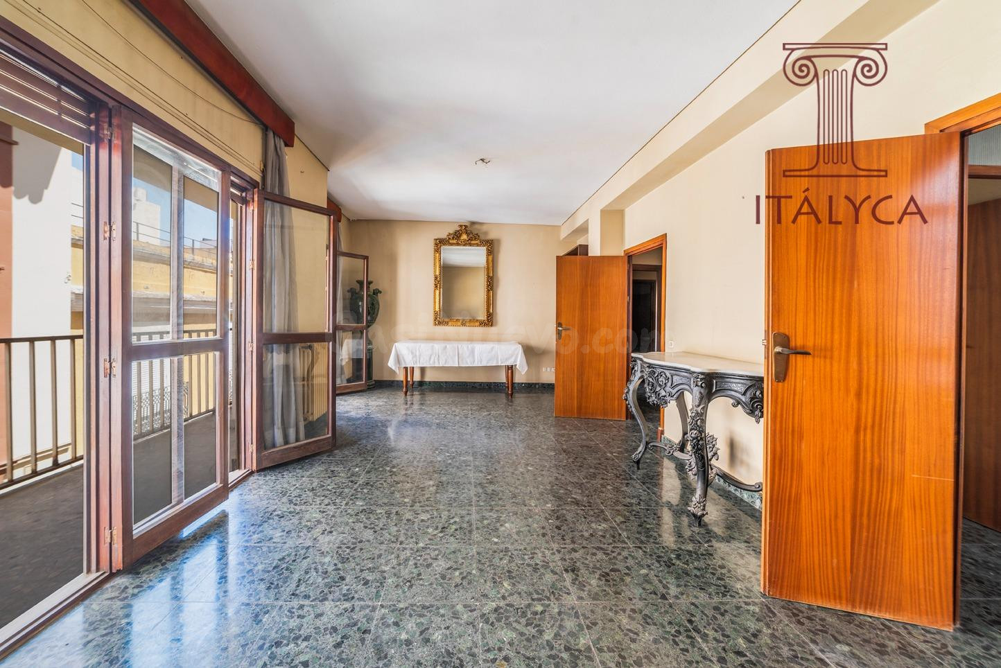 Exclusiva vivienda de gran superficie en calle San Eloy - foto 2