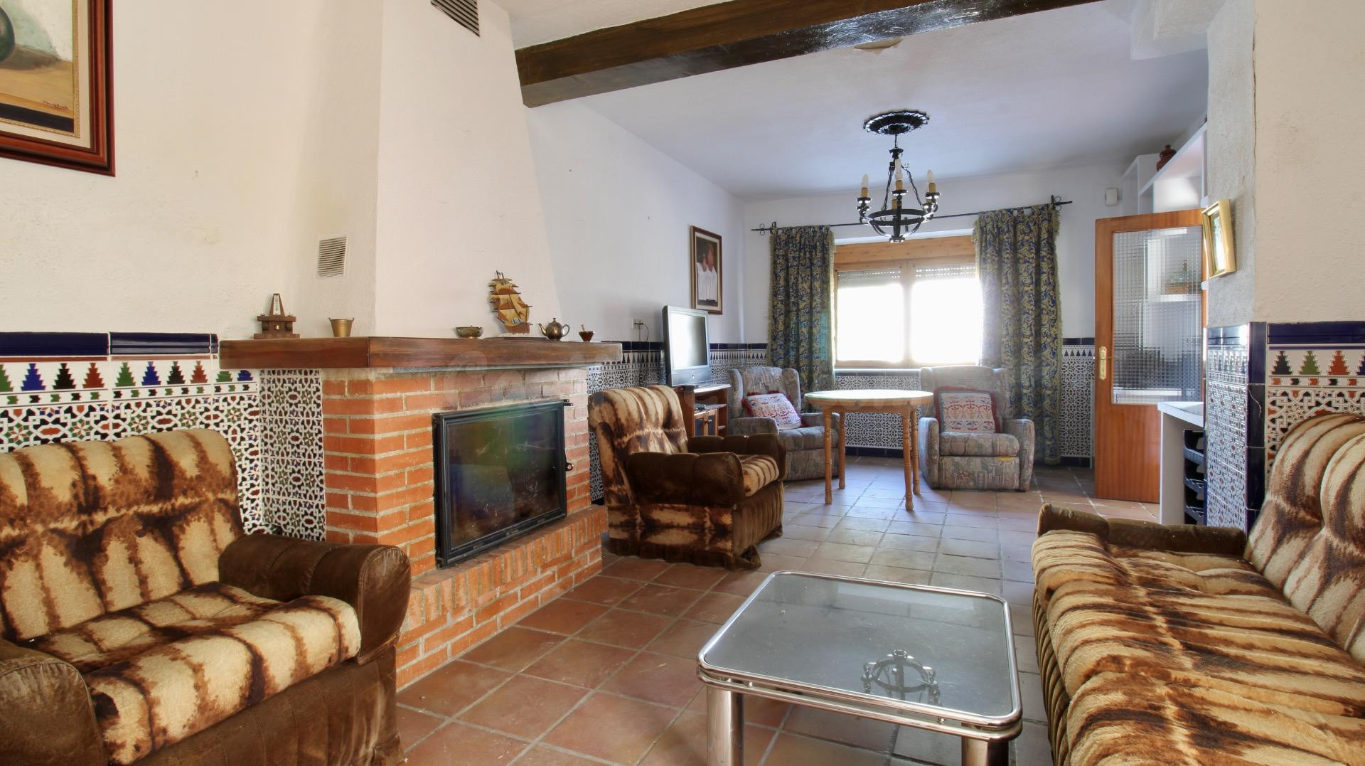 CASA DE 224 M2 CONSTRUIDOS, 5 DORMITORIOS, PATIO Y TERRAZA –
