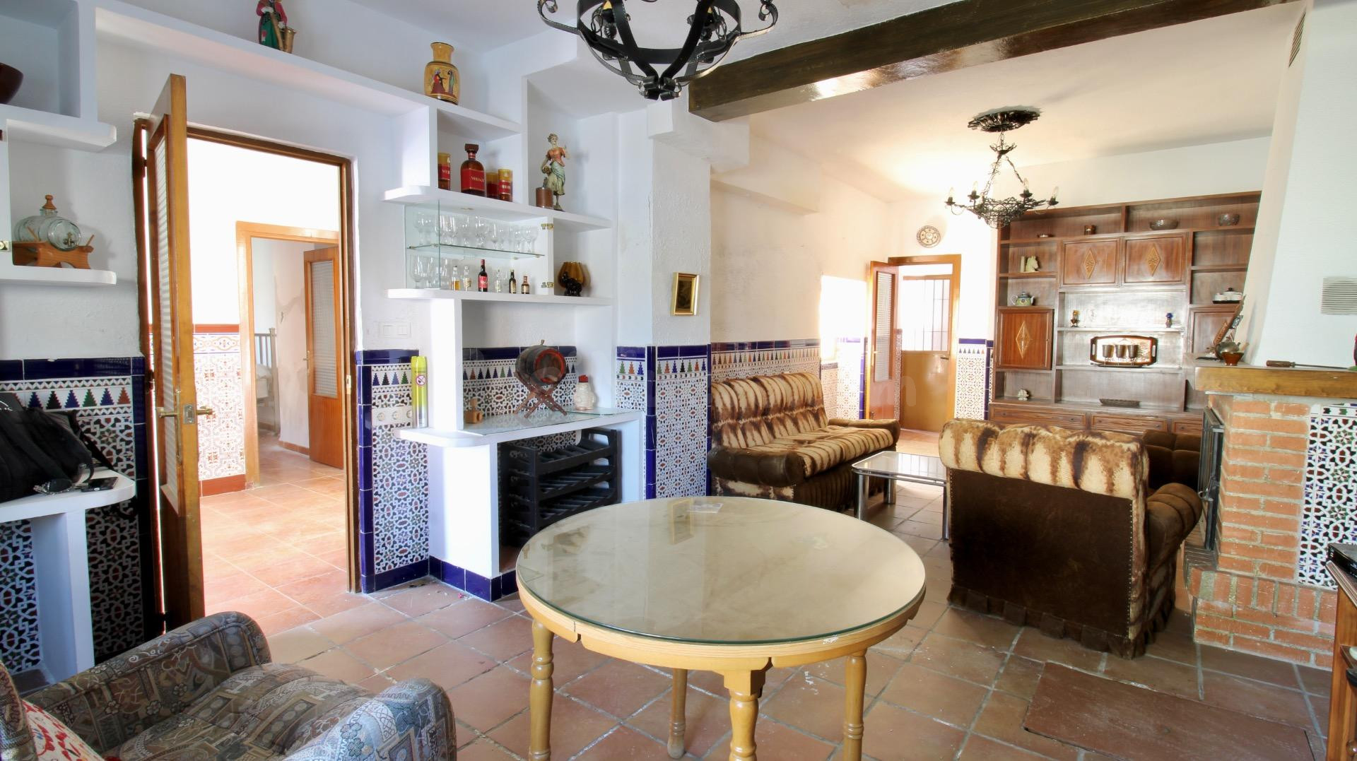 CASA DE 224 M2 CONSTRUIDOS, 5 DORMITORIOS, PATIO Y TERRAZA – - foto 2