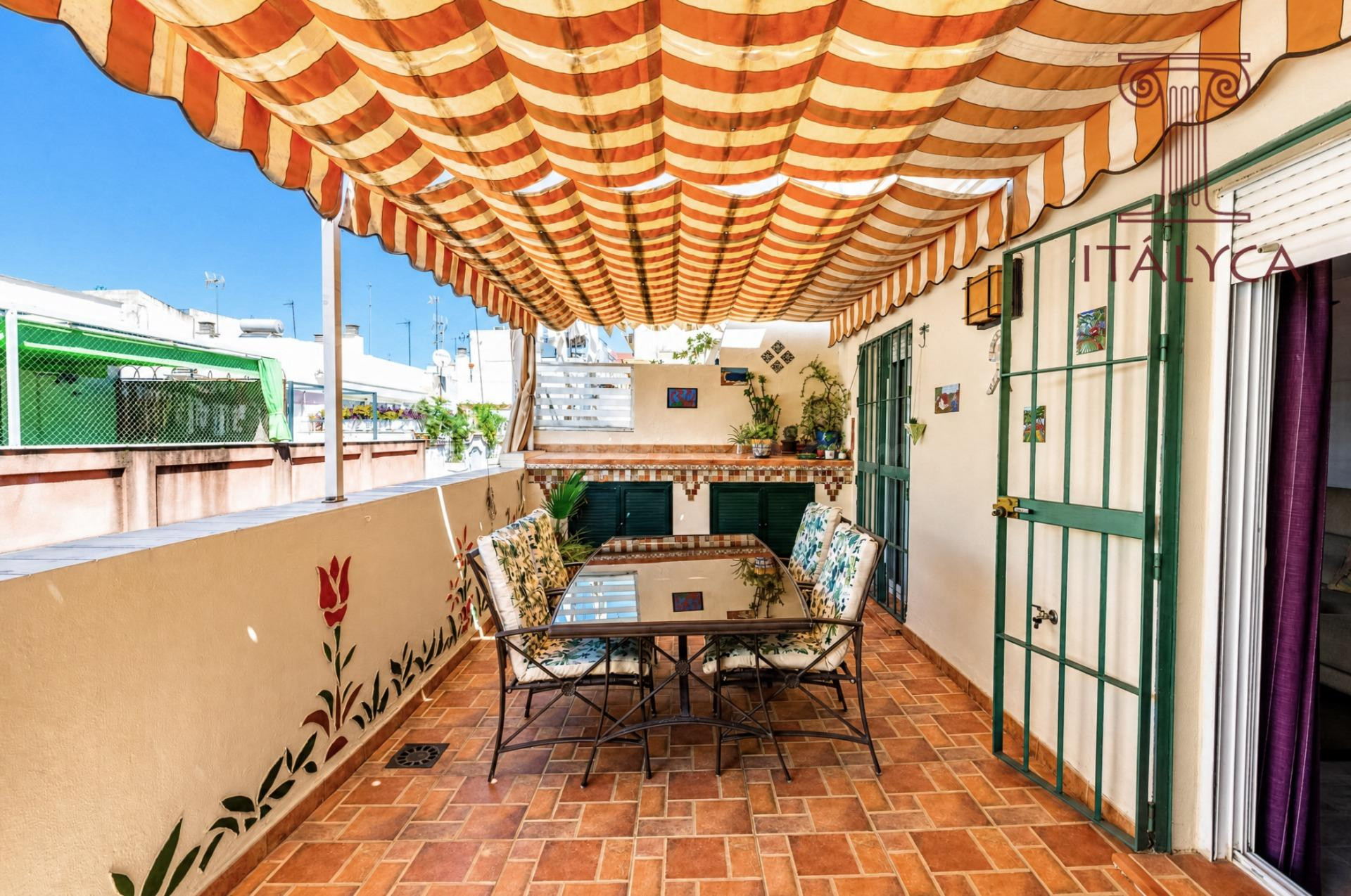 Ático exterior con doble terraza junto a la calle Feria