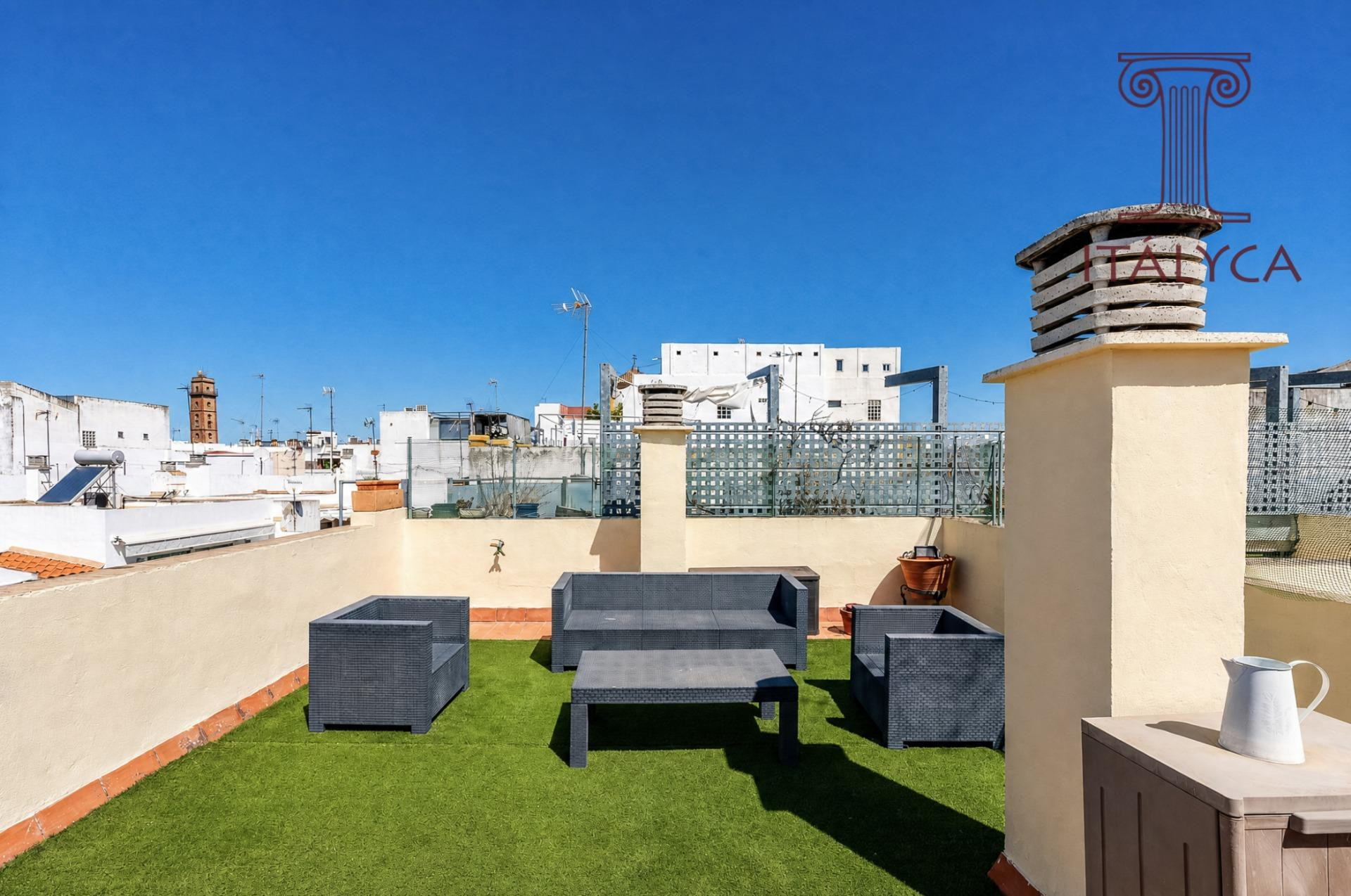 Ático exterior con doble terraza junto a la calle Feria - foto 2