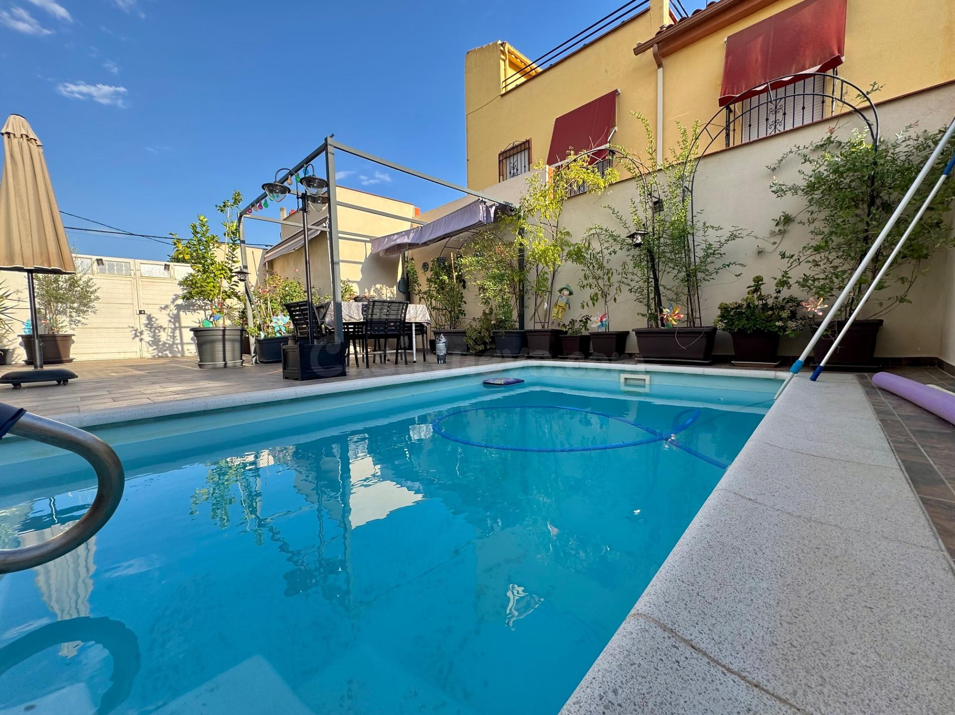 CASA PAREADA CON PISCINA PRIVADA, GRAN PATIO Y 6 DORMITORIOS
