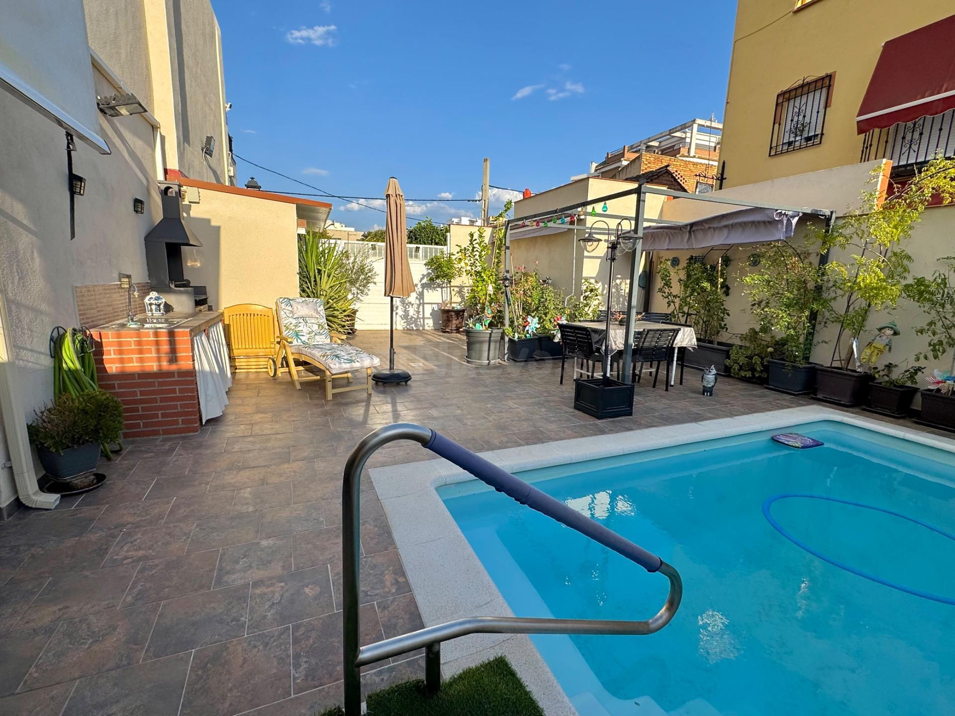CASA PAREADA CON PISCINA PRIVADA, GRAN PATIO Y 6 DORMITORIOS - foto 2