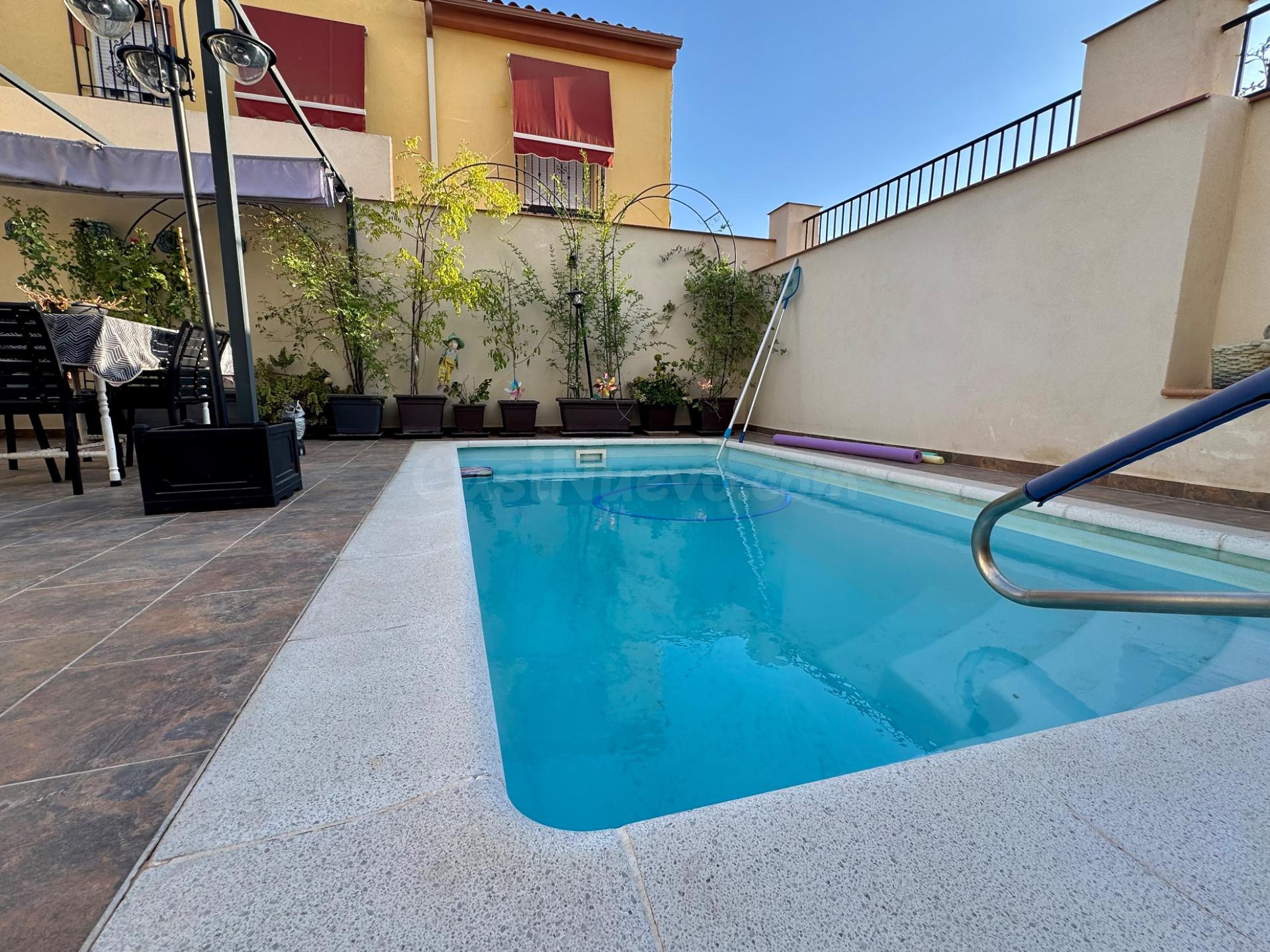 CASA PAREADA CON PISCINA PRIVADA, GRAN PATIO Y 6 DORMITORIOS - foto 3