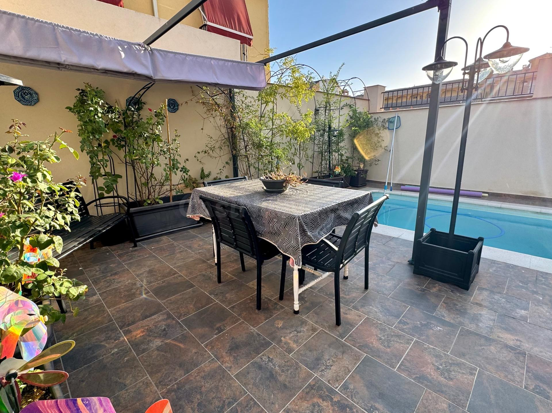 CASA PAREADA CON PISCINA PRIVADA, GRAN PATIO Y 6 DORMITORIOS - foto 4