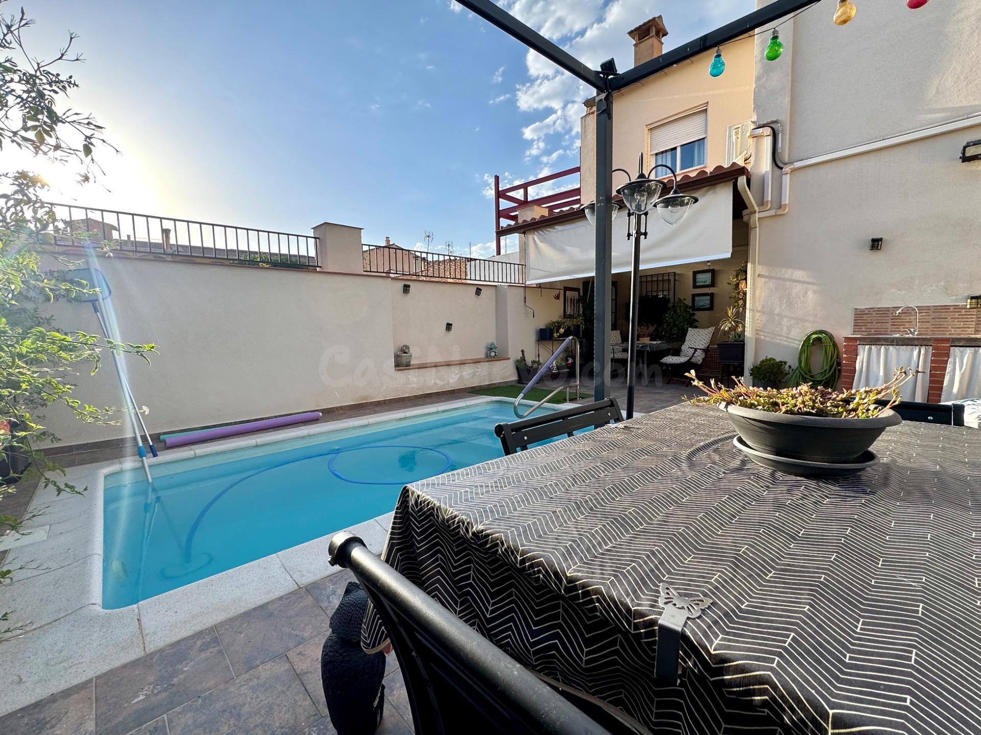 CASA PAREADA CON PISCINA PRIVADA, GRAN PATIO Y 6 DORMITORIOS - foto 5