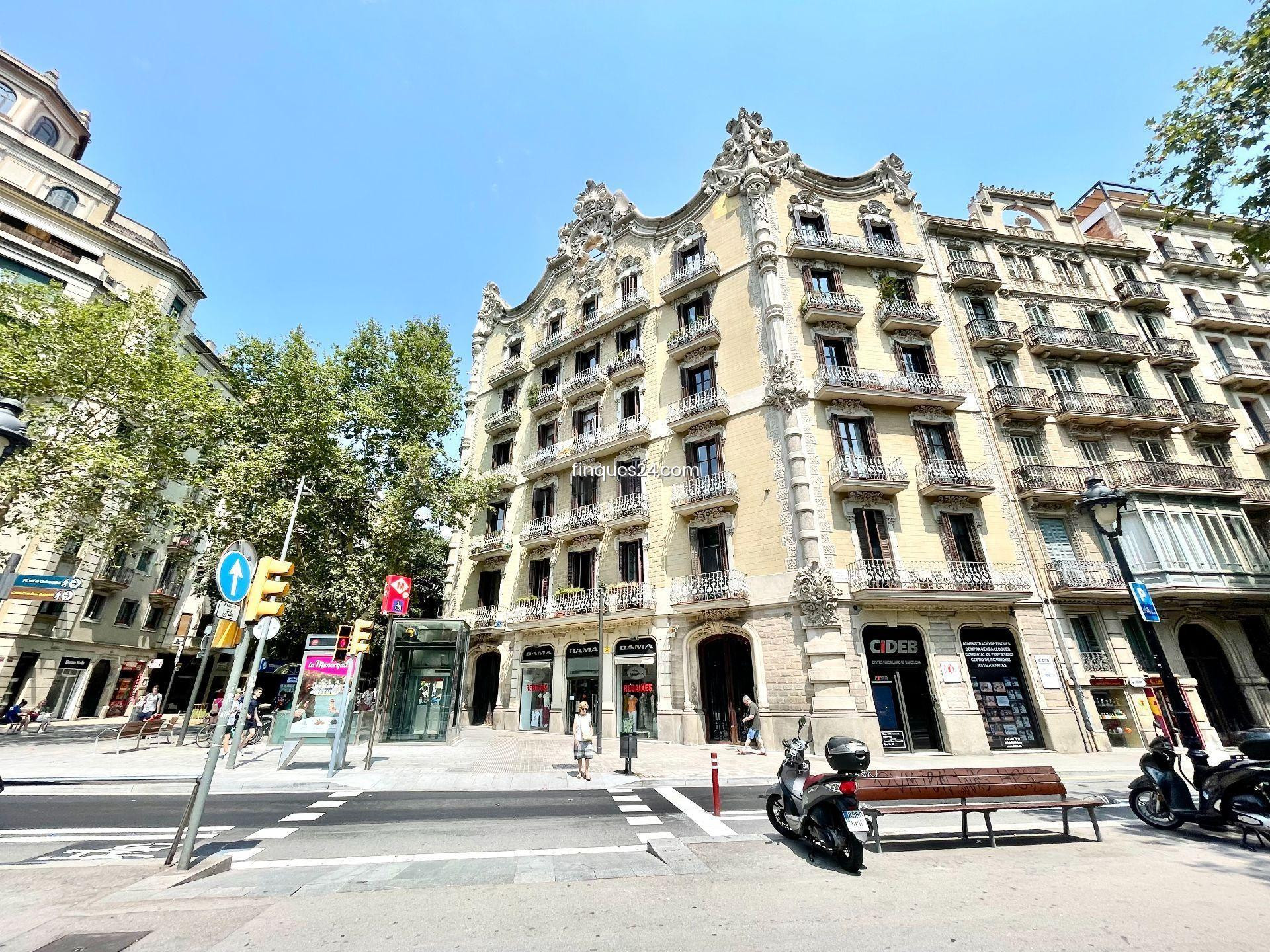 Elegante Ático Reformado con Ascensor en Gran Vía, La Nova E