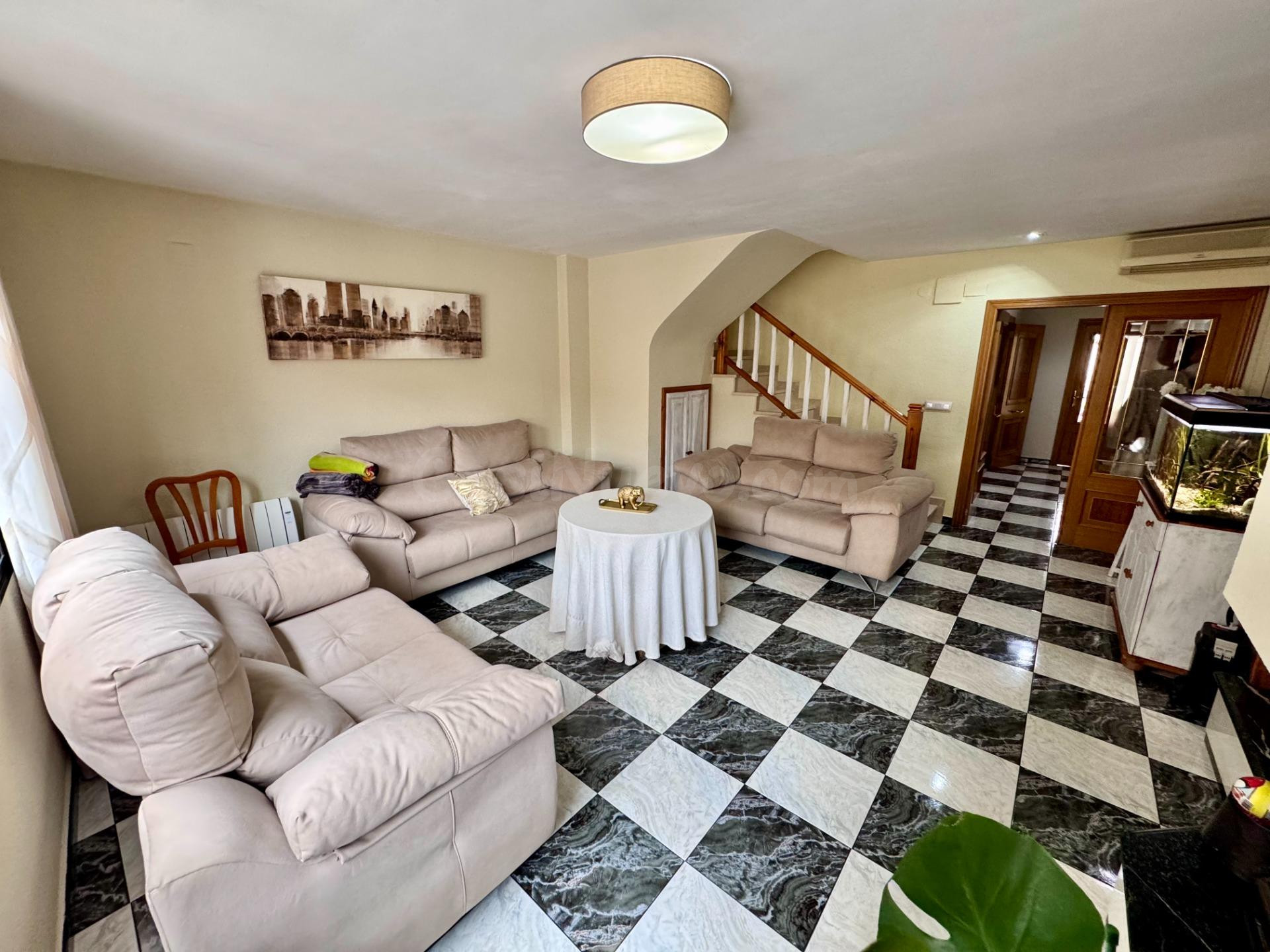 Casa de pueblo con piscina, garaje y terraza en el centro de