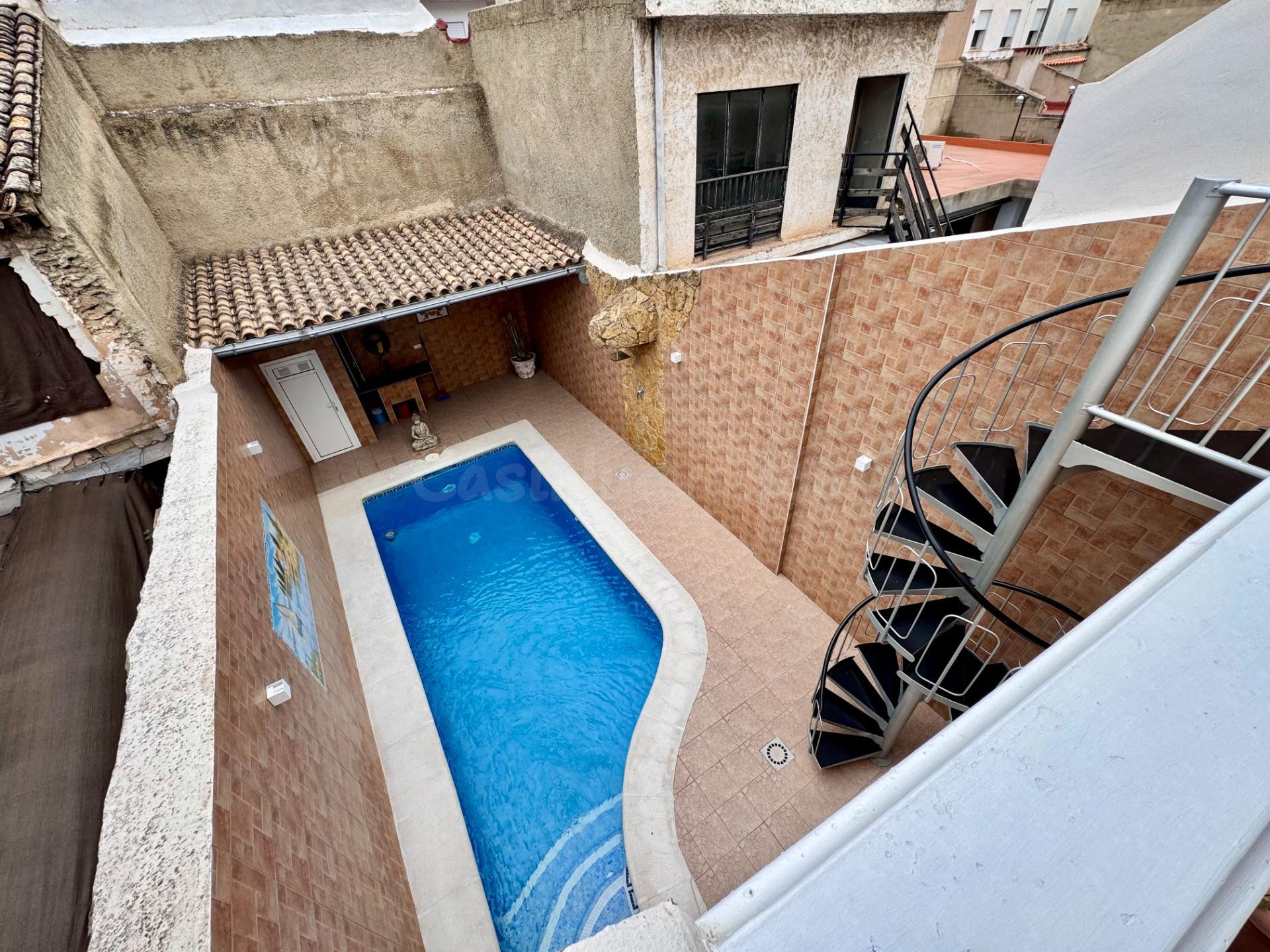 Casa de pueblo con piscina, garaje y terraza en el centro de - foto 2