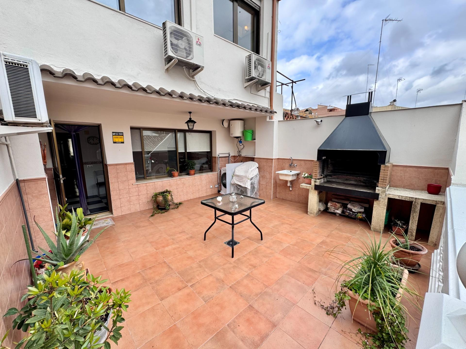 Casa de pueblo con piscina, garaje y terraza en el centro de - foto 3